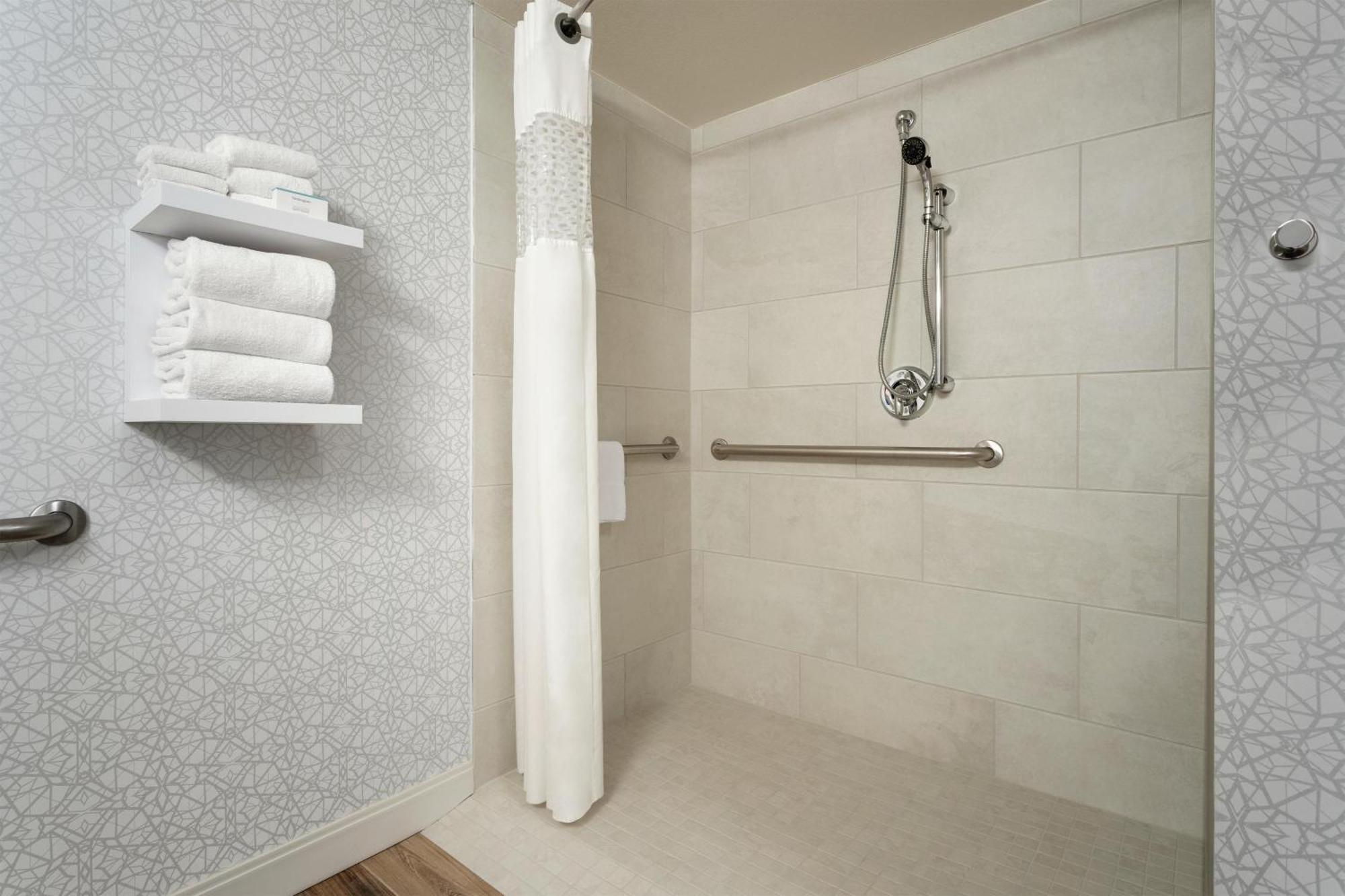 King Room Roll Shower Mobility Hearing Access or Non-Smoking,1765819397:JPEG