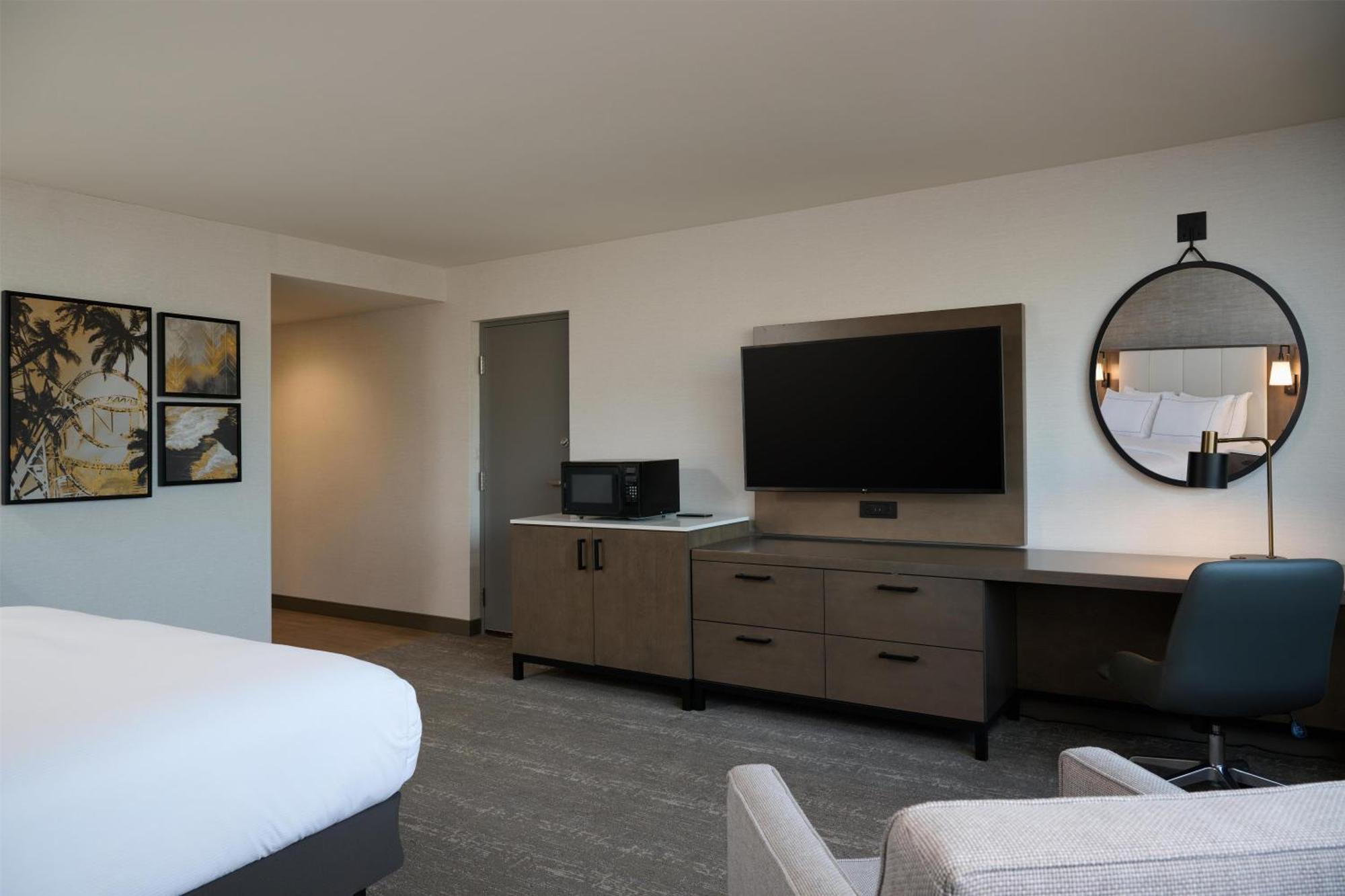 Studio with One King Bed and Wetbar