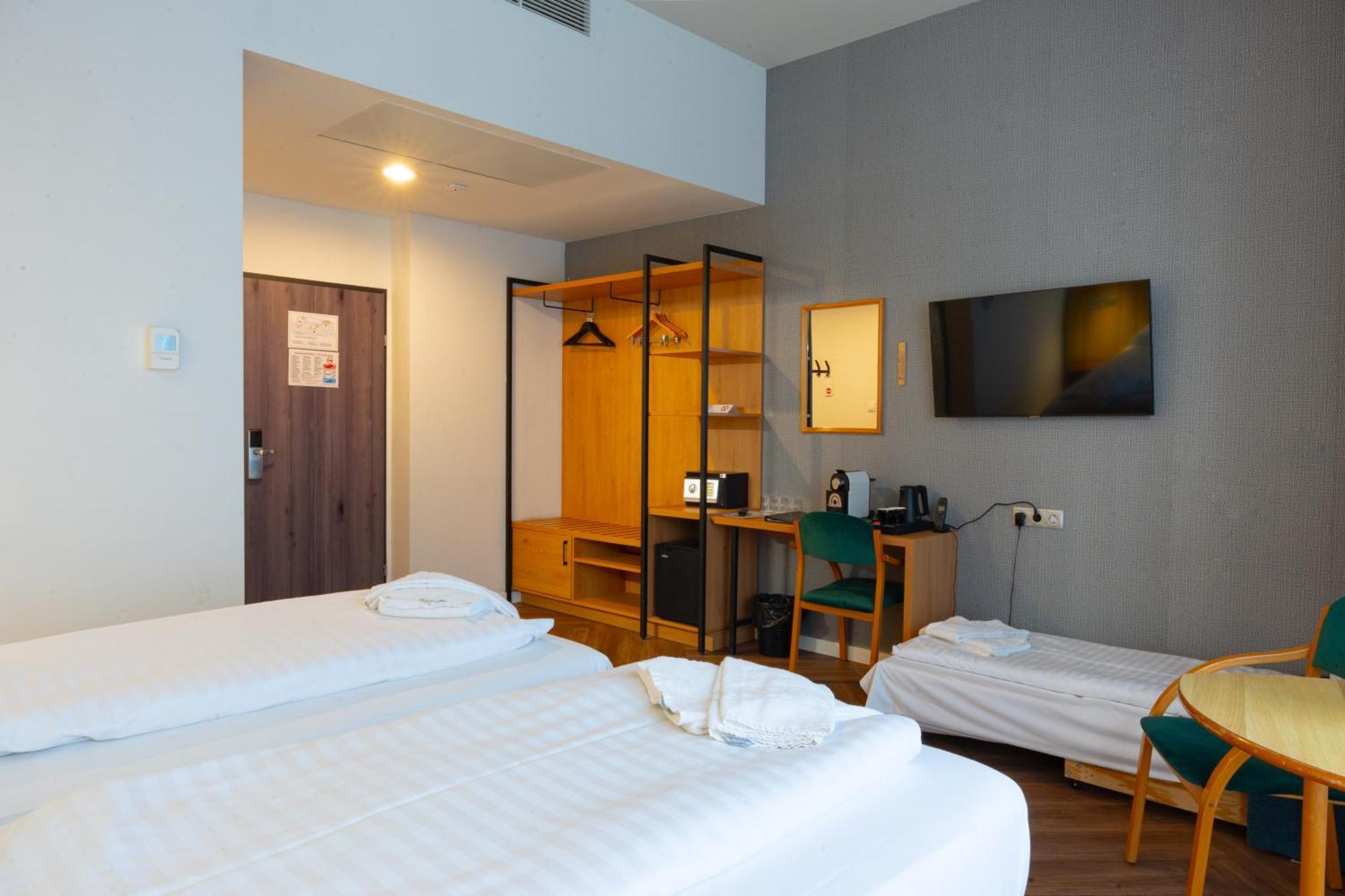 Double Room with Extra Bed - Street View