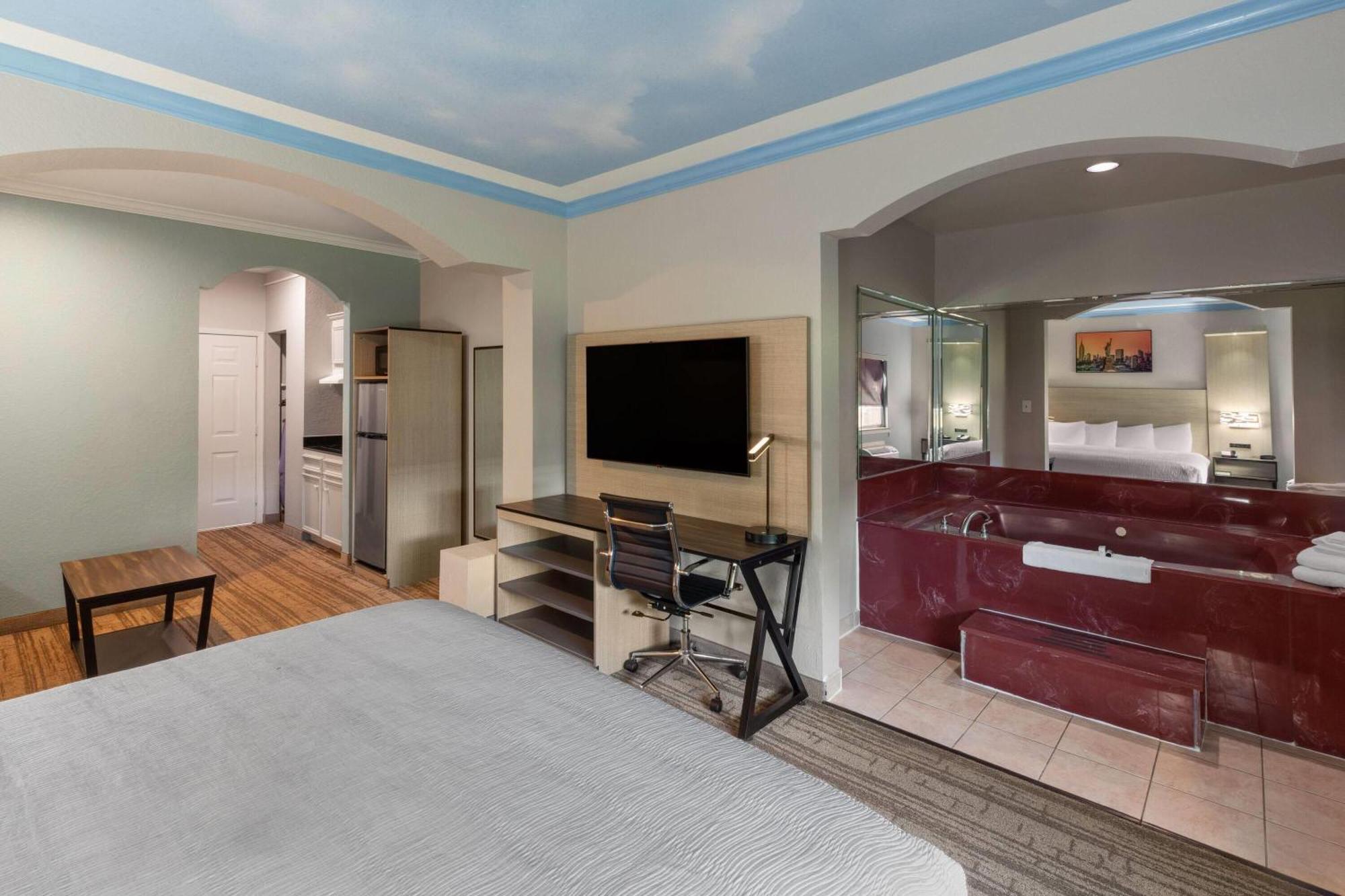 Deluxe King Suite - Non-Smoking