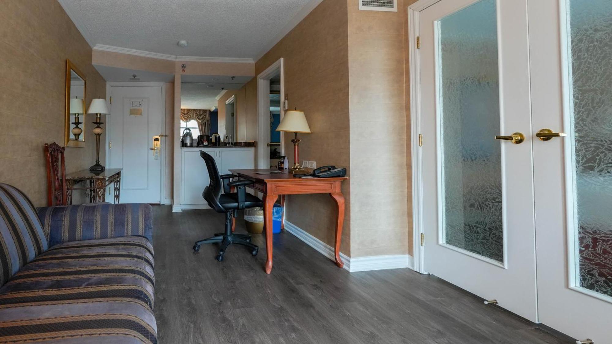 Exterior View Suite, 1 Queen Bed and Sofa-Bed