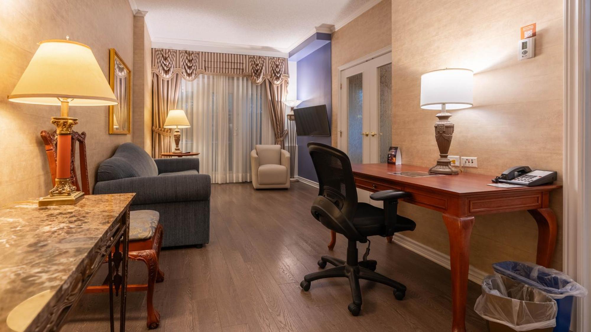 Suite, 1 Queen Bed and Sofa-Bed (Interior)