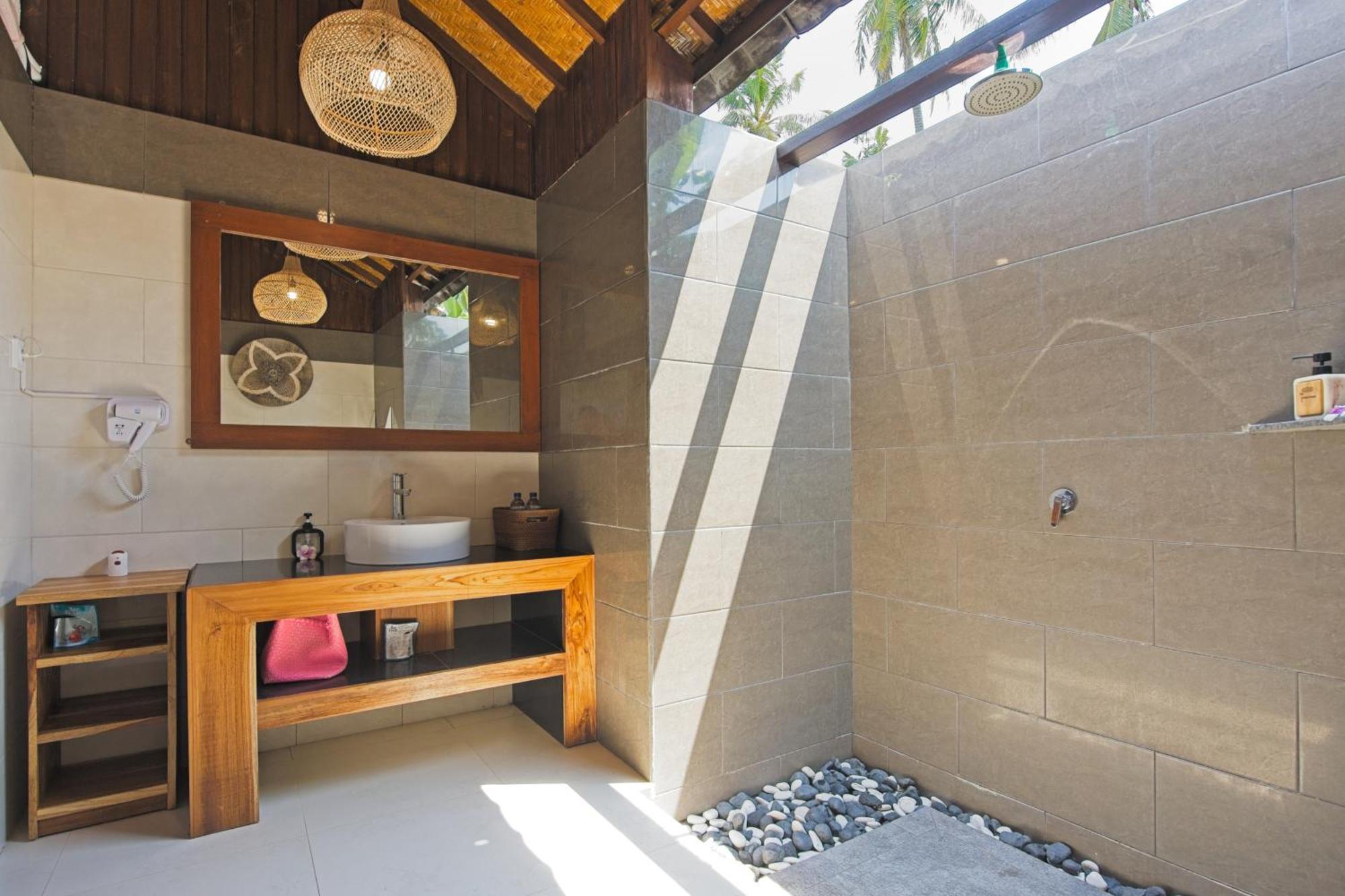 Habitación Triple con vistas a la piscina