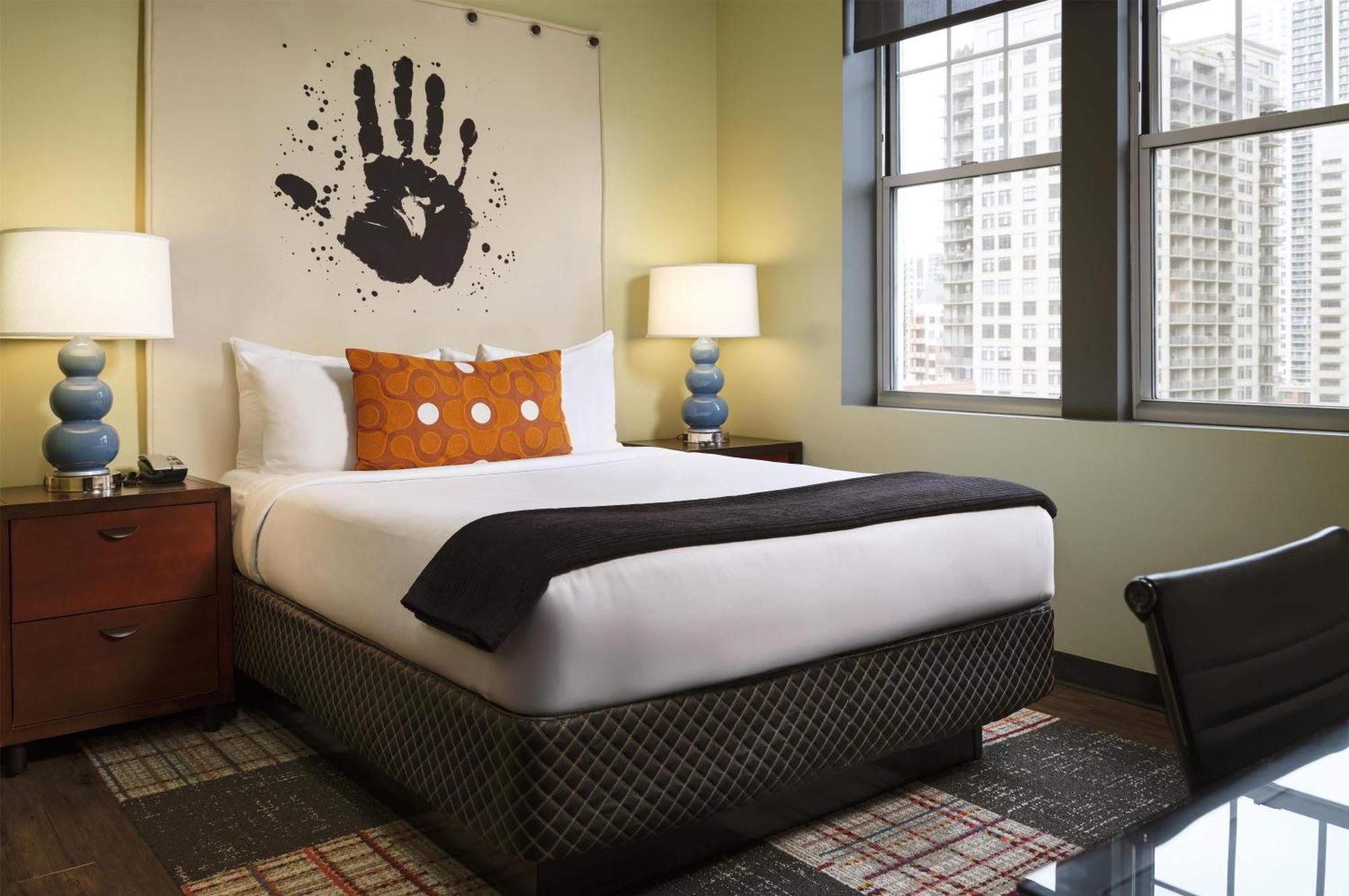 Kamer met Queensize Bed en Uitzicht op de Stad