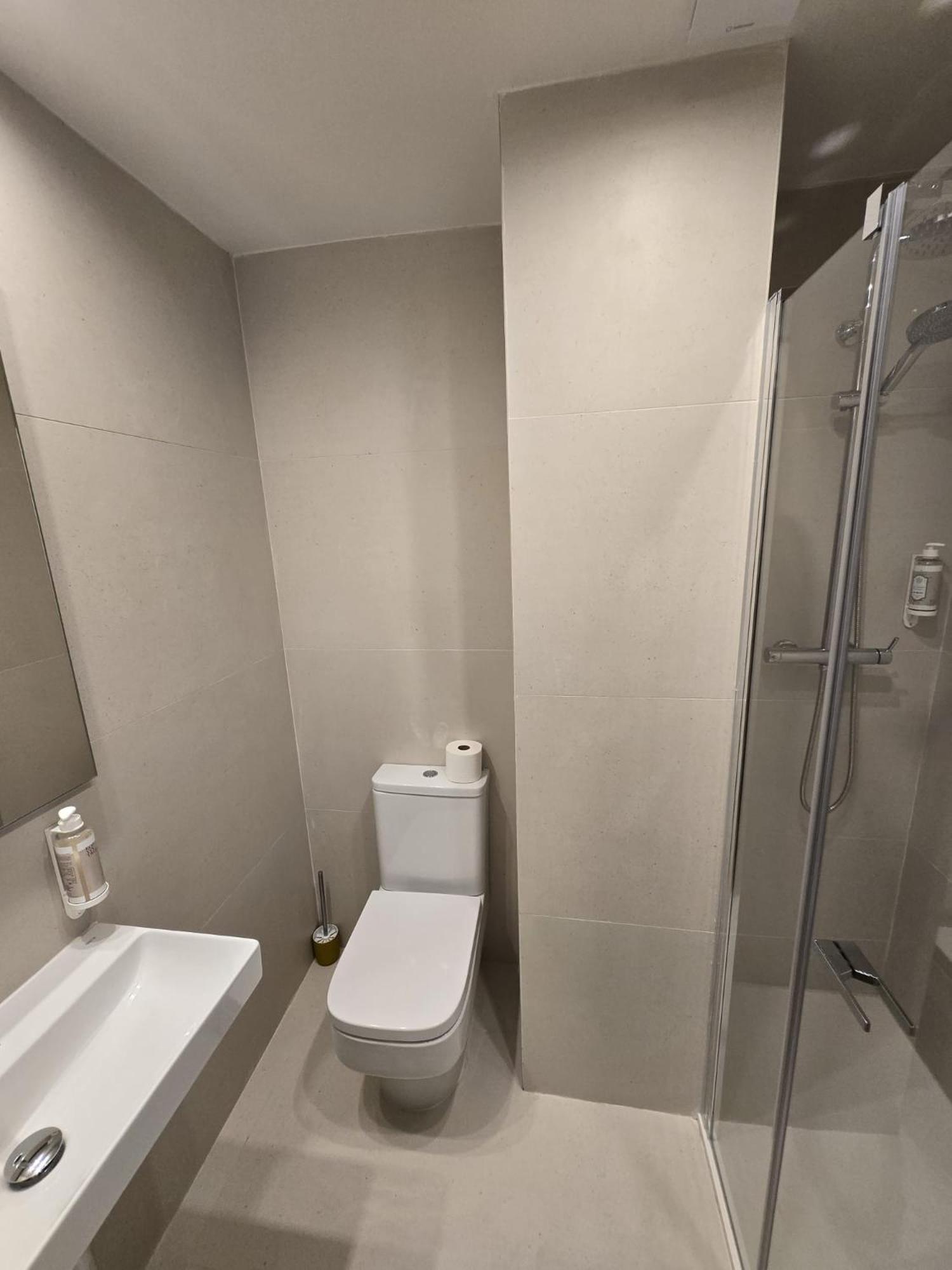 Habitación Doble con cama supletoria y baño privado