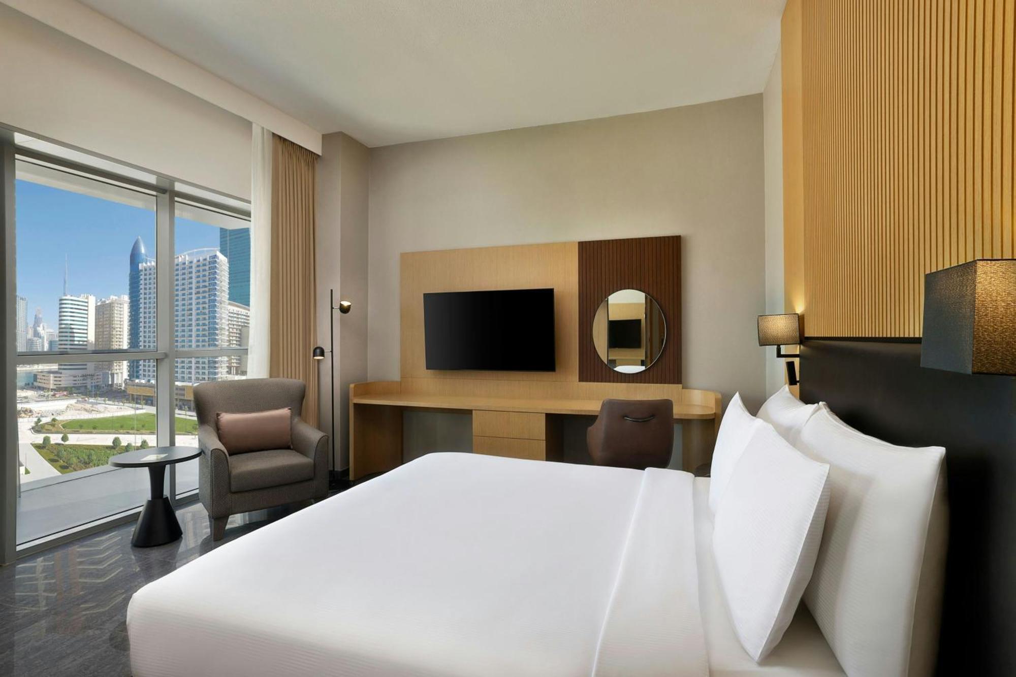 Chambre Lit King-Size Premier avec Accès au Soluna - Vue sur Piscine