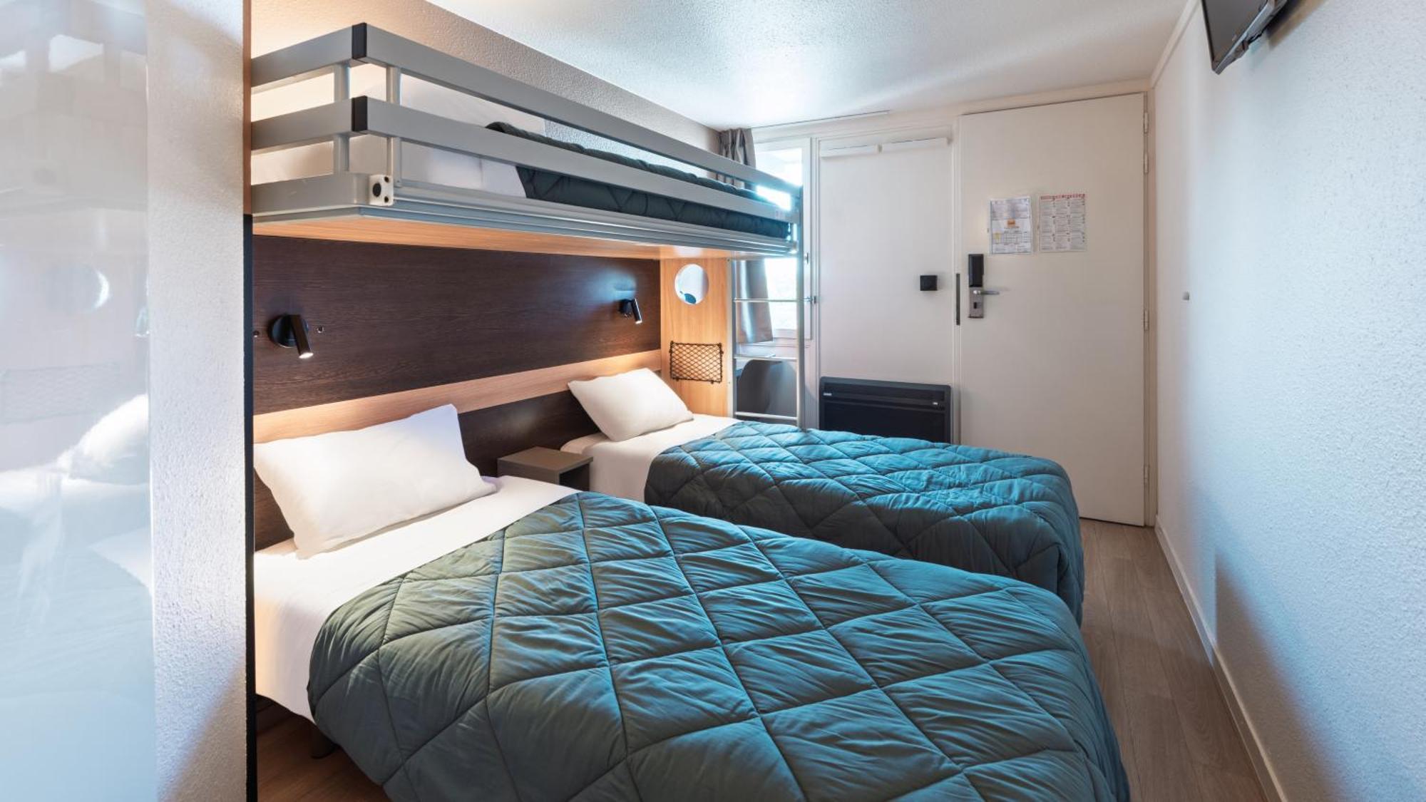 Chambre Standard avec 2 Lits Simples et 1 Lit Superposé