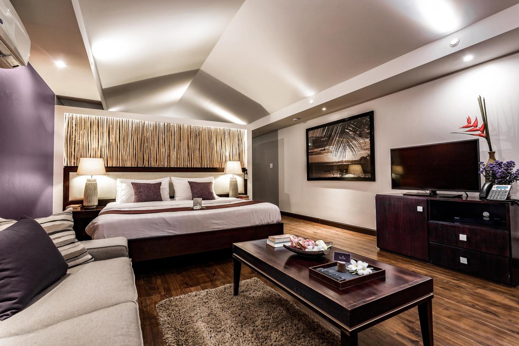 Outdoor Jacuzzi Suite with Unlimited Free 24-Hour Water Shuttle Service