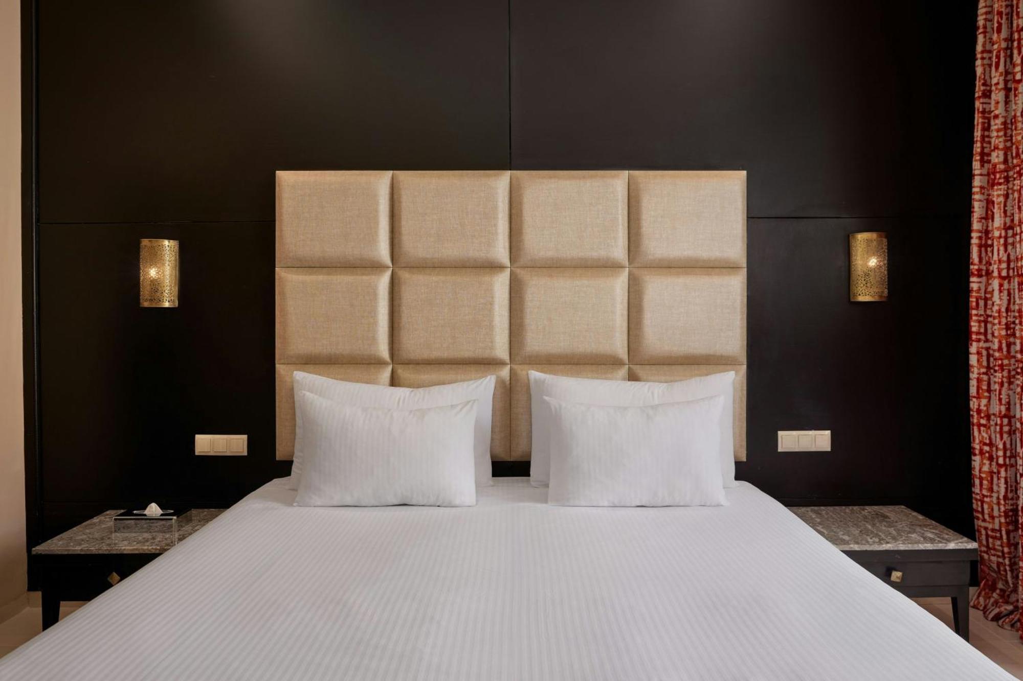 Klassieke Suite met Queensize Bed en Slaapbank - Uitzicht op het Zwembad