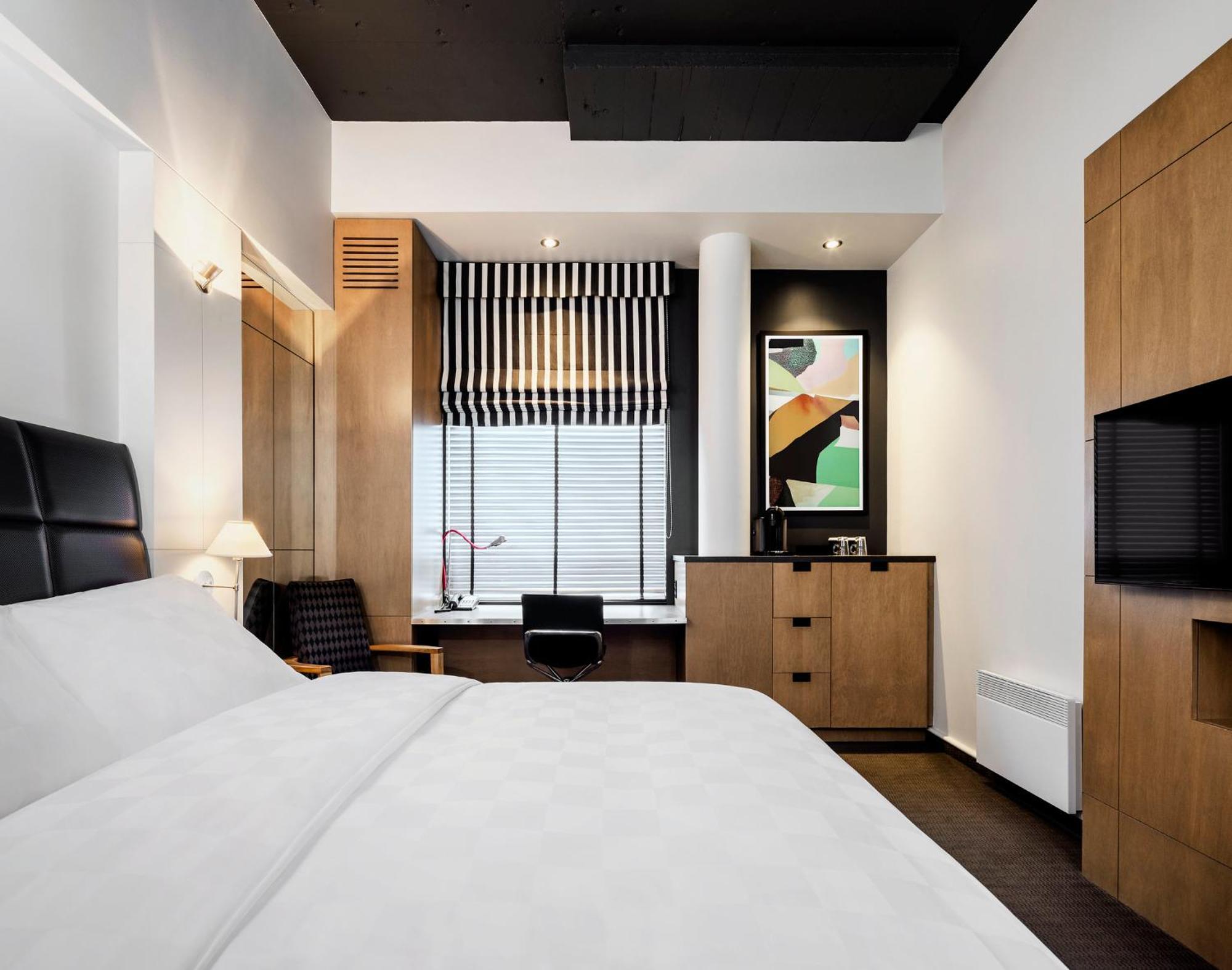 Habitación con cama grande