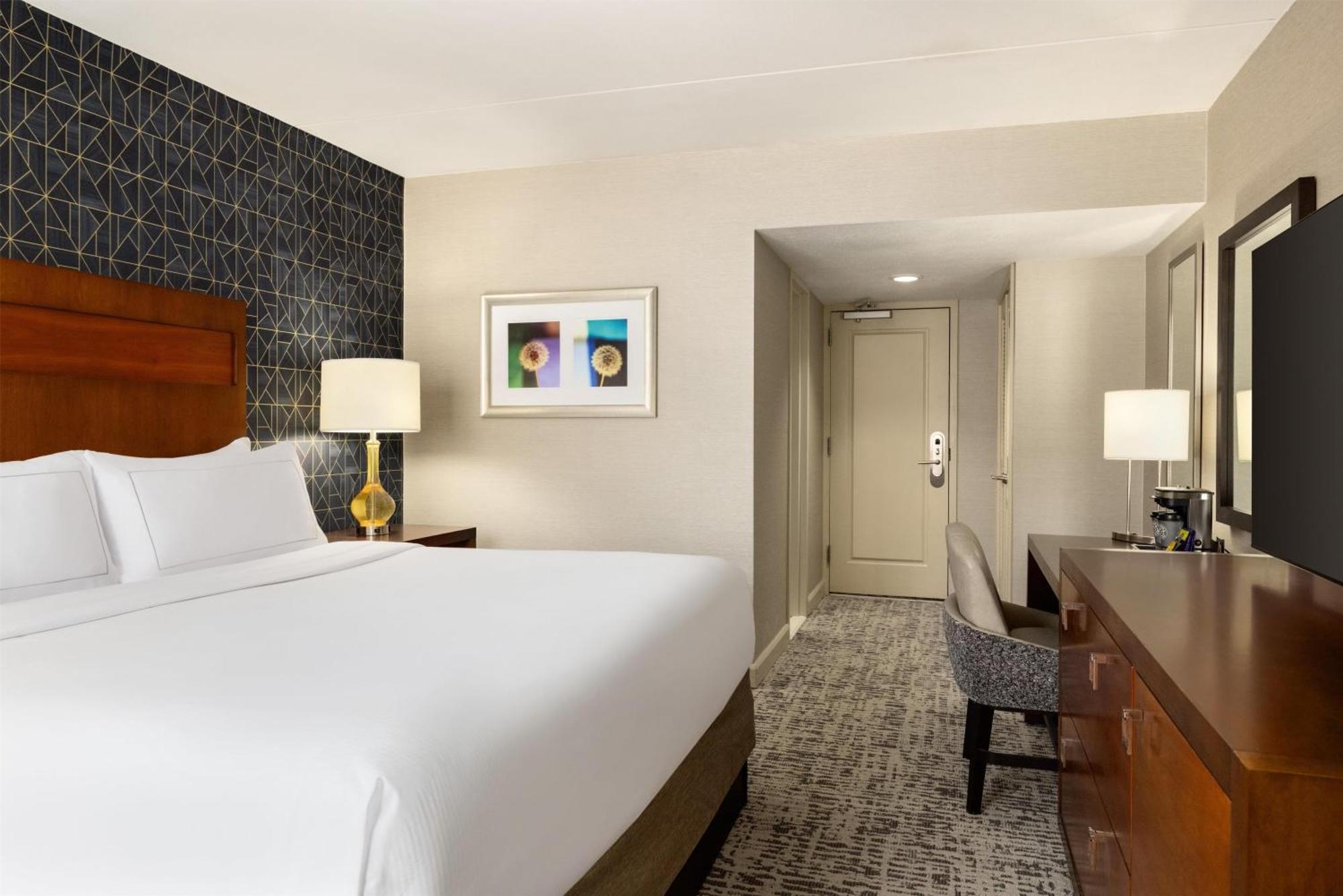 King Room with Roll-In Shower - Mobility Access/Non-Smoking