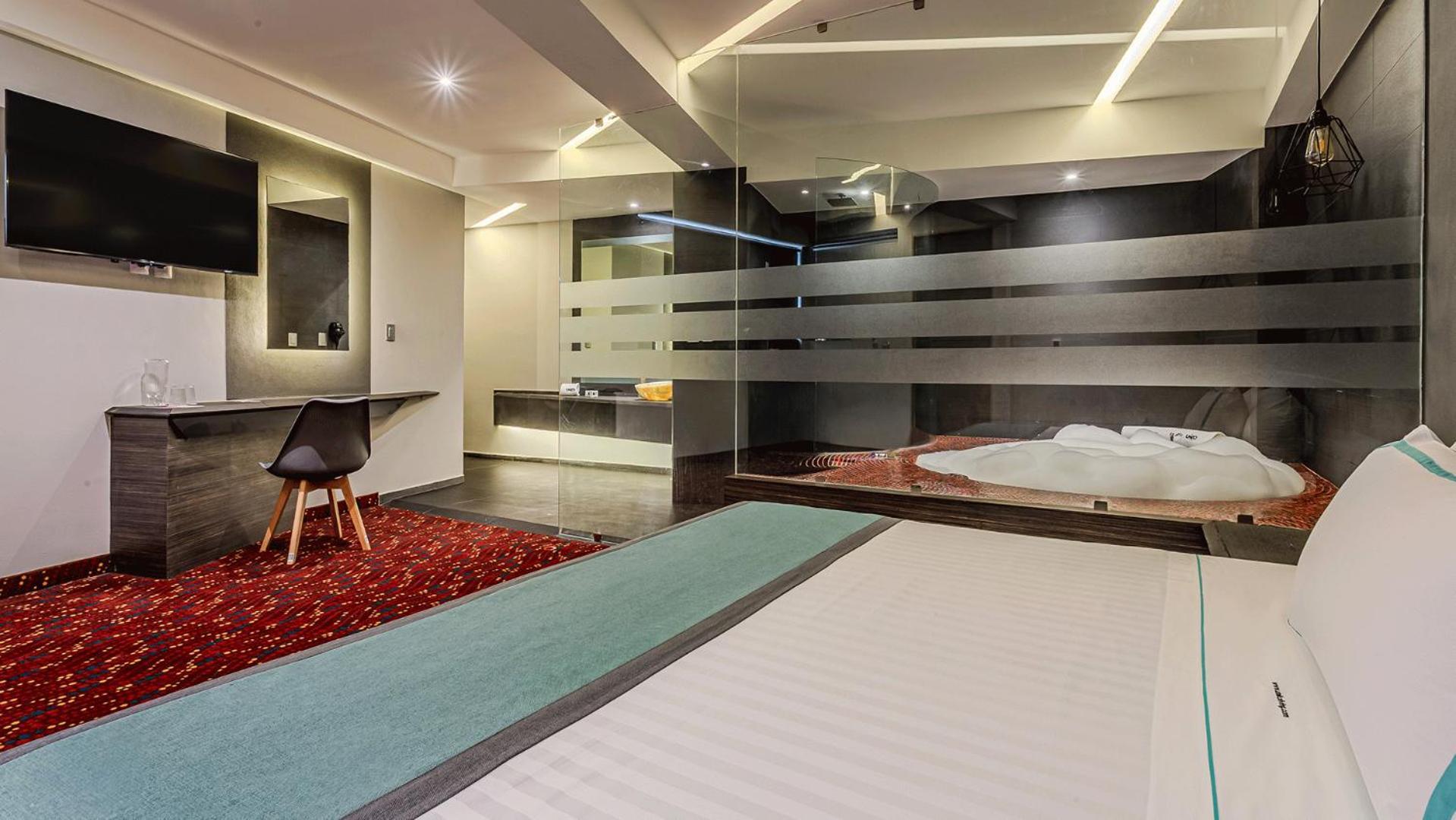 Zimmer mit Kingsize-Bett und Whirlpool