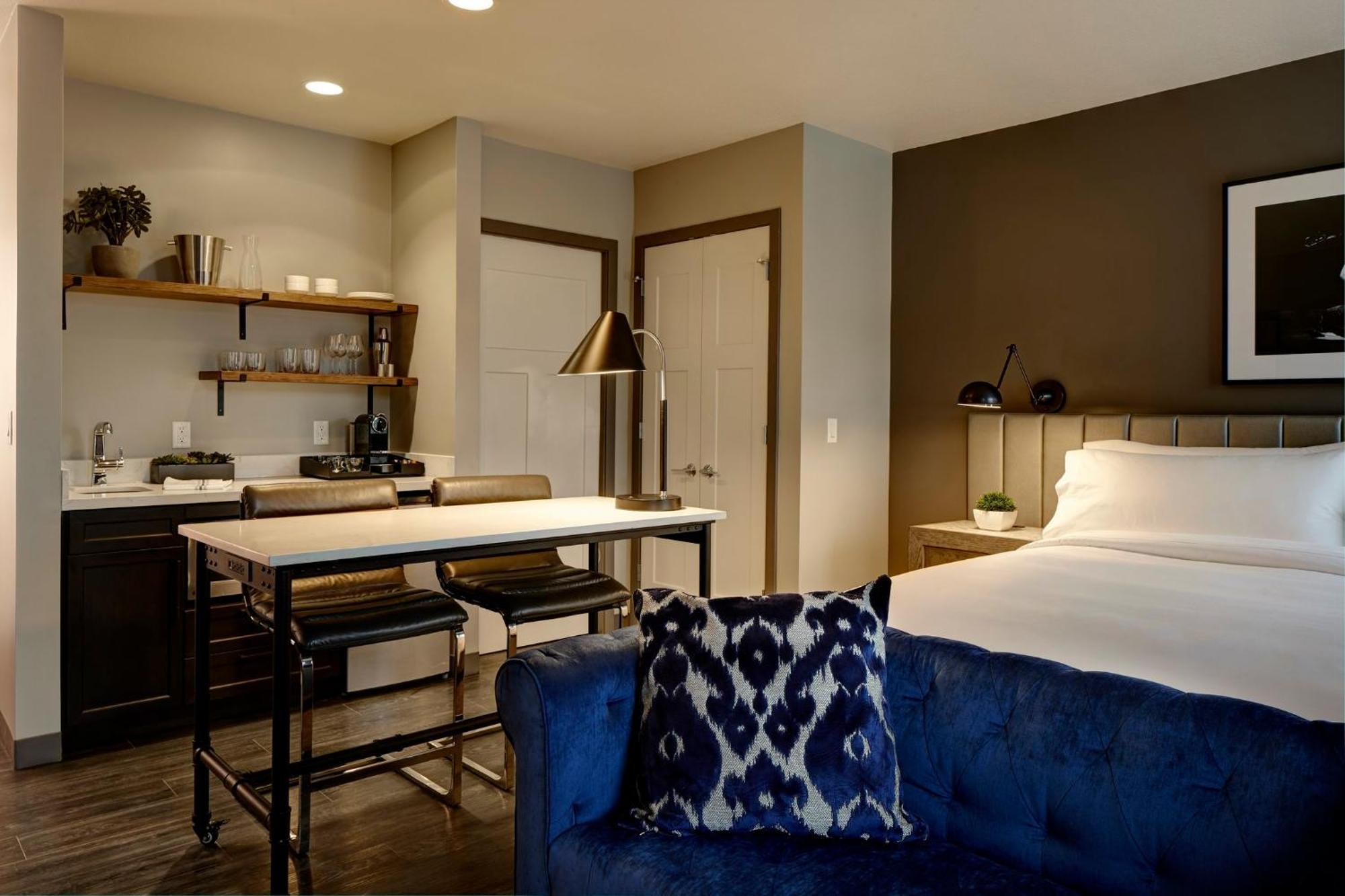 Deluxe King Studio Suite