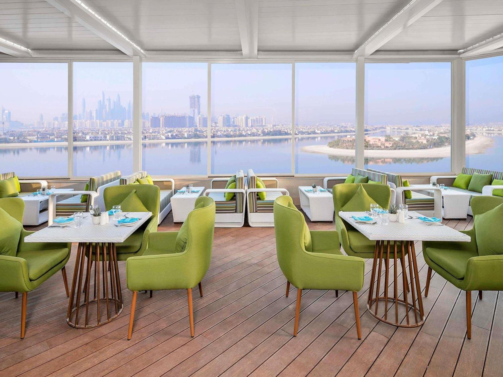 Suite Deluxe con 1 Camera da Letto, Balcone e Vista Mare Parziale - Accesso Club Lounge