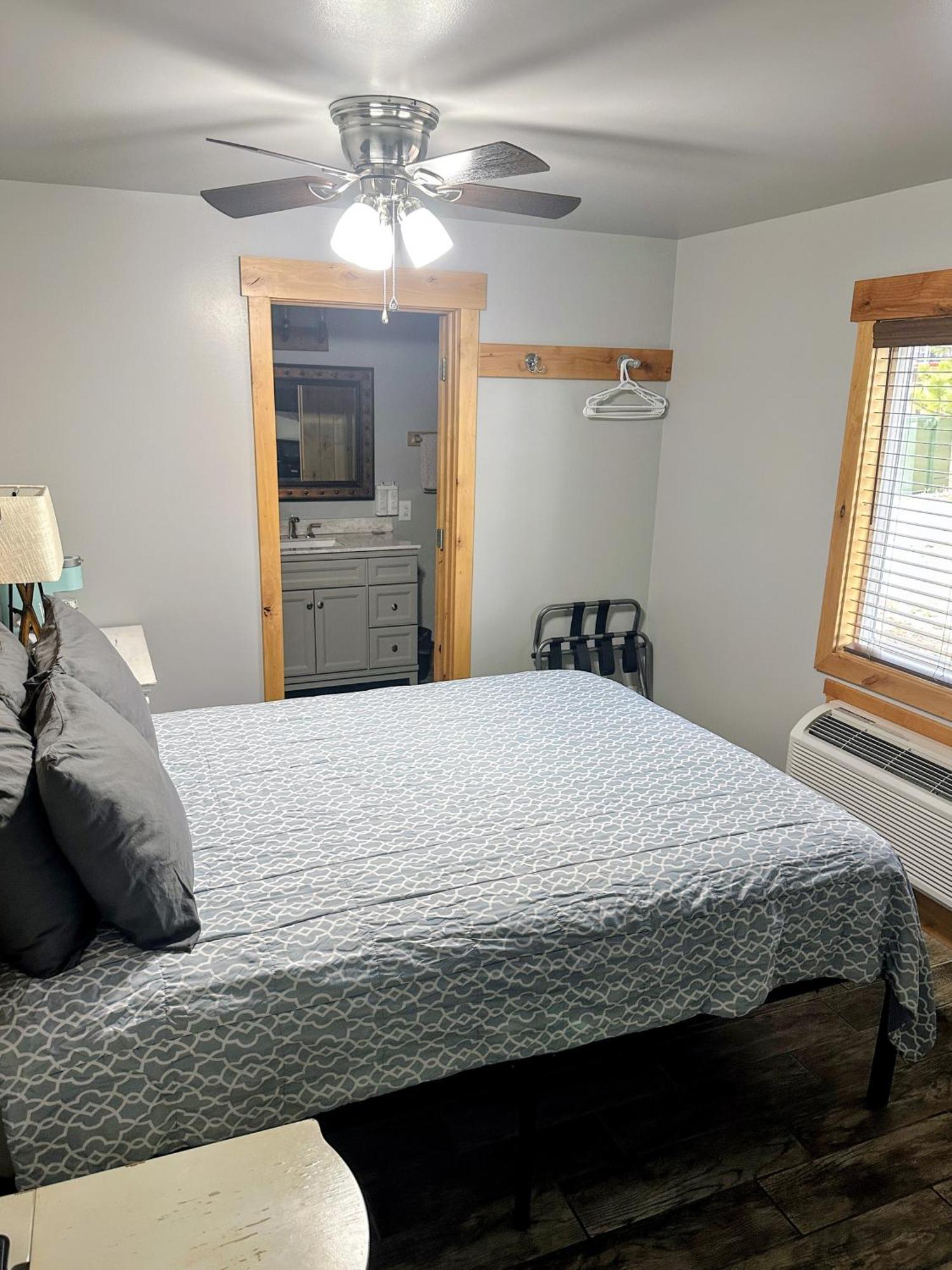 Economy Queen Room