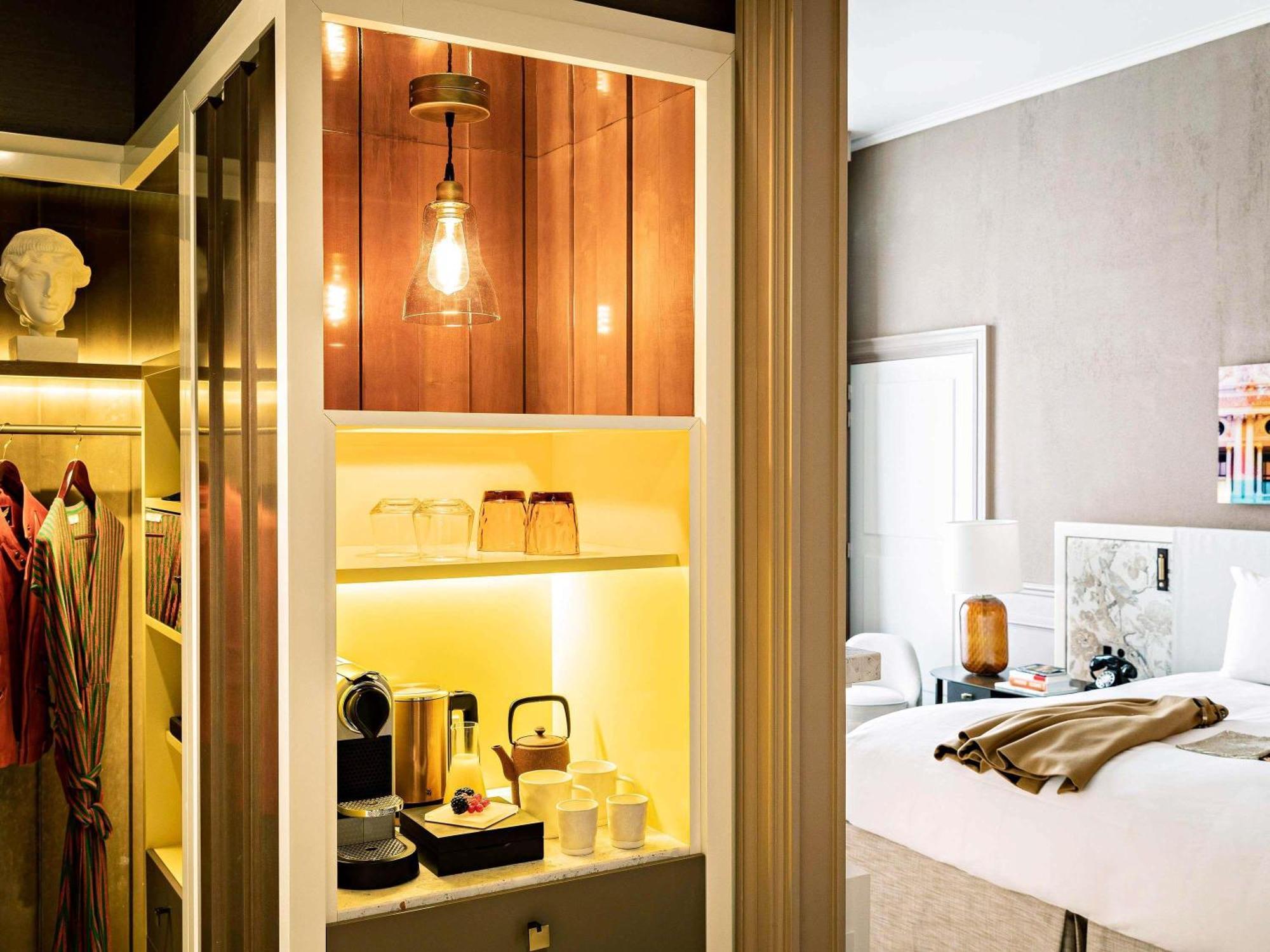 Premium Luxury Queen Room with One Queen Bed and Courtyard or Rue Scribe View