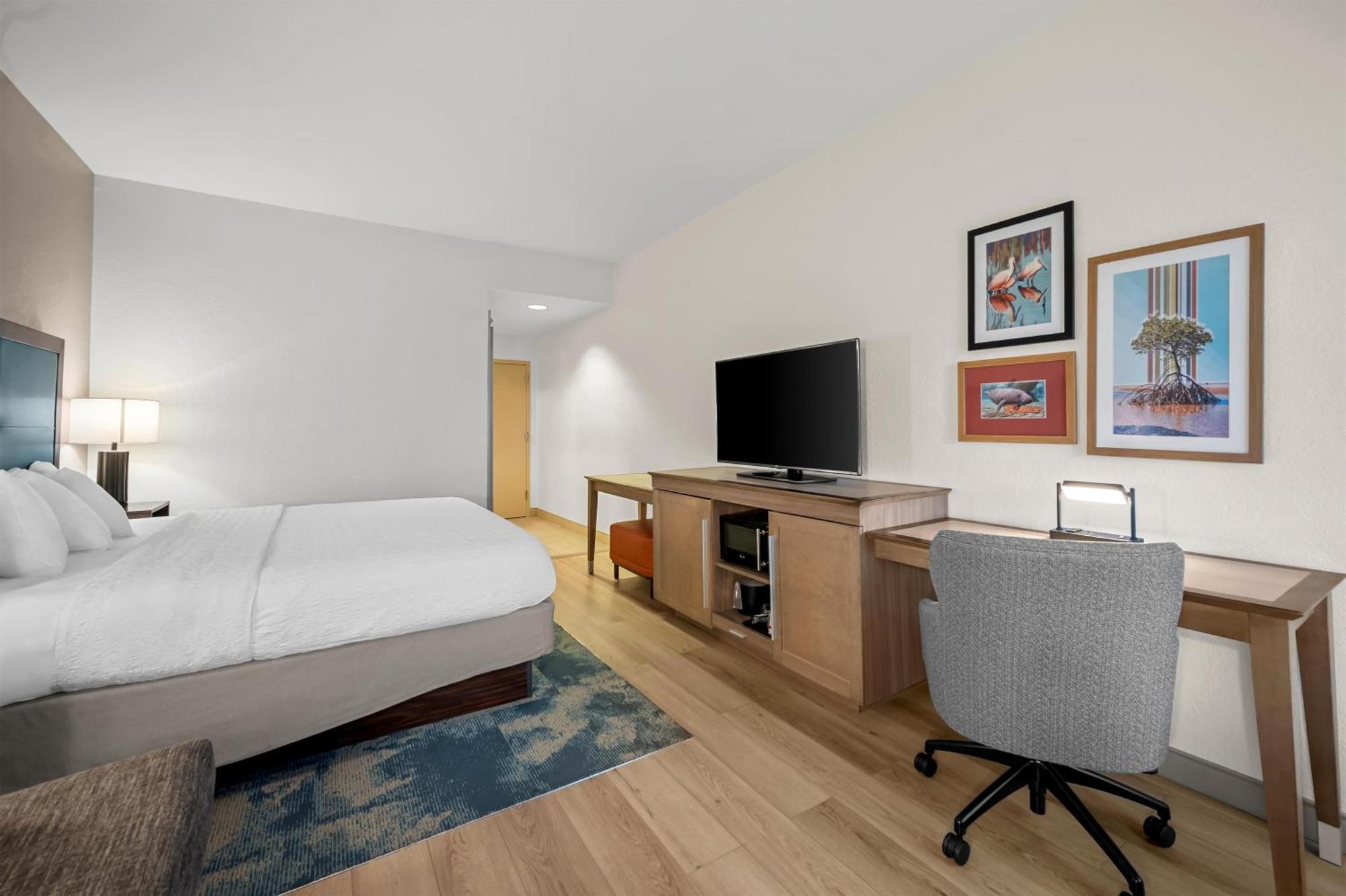 King Room with Sofa Bed and Study - Non-Smoking