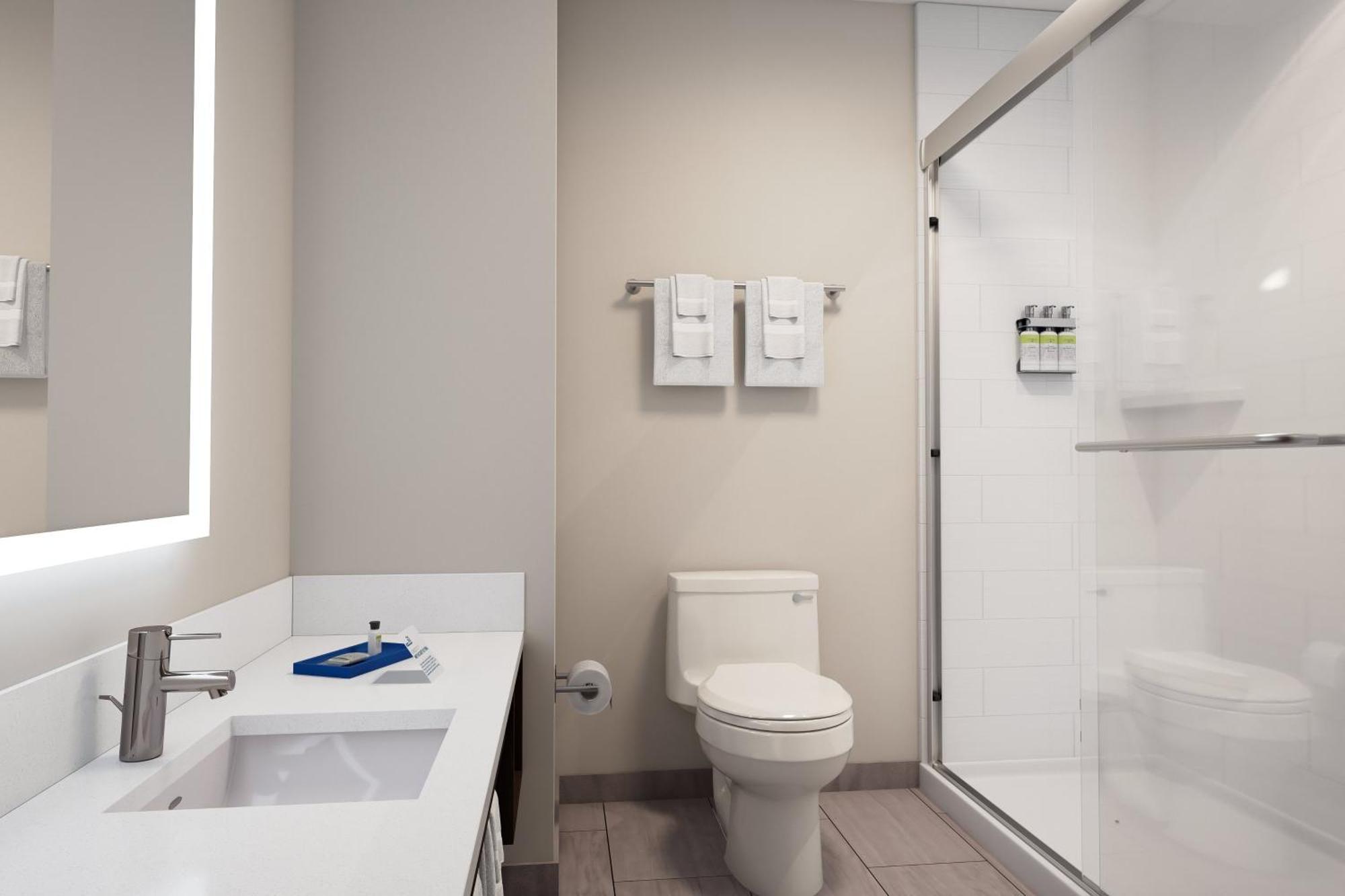 King Room - Communications Accessible with Walk-In Shower