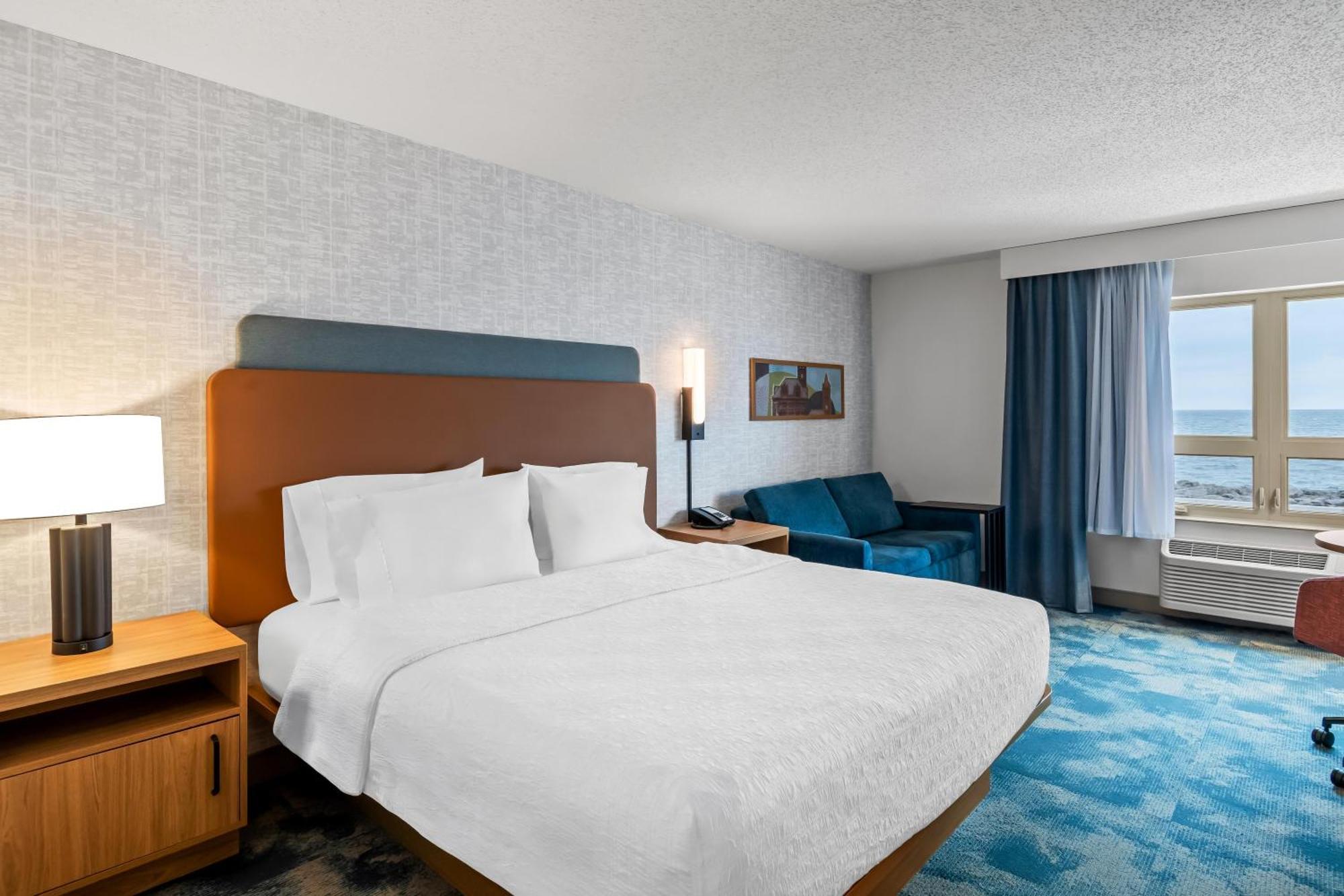 King Room with Lake View - Non-Smoking