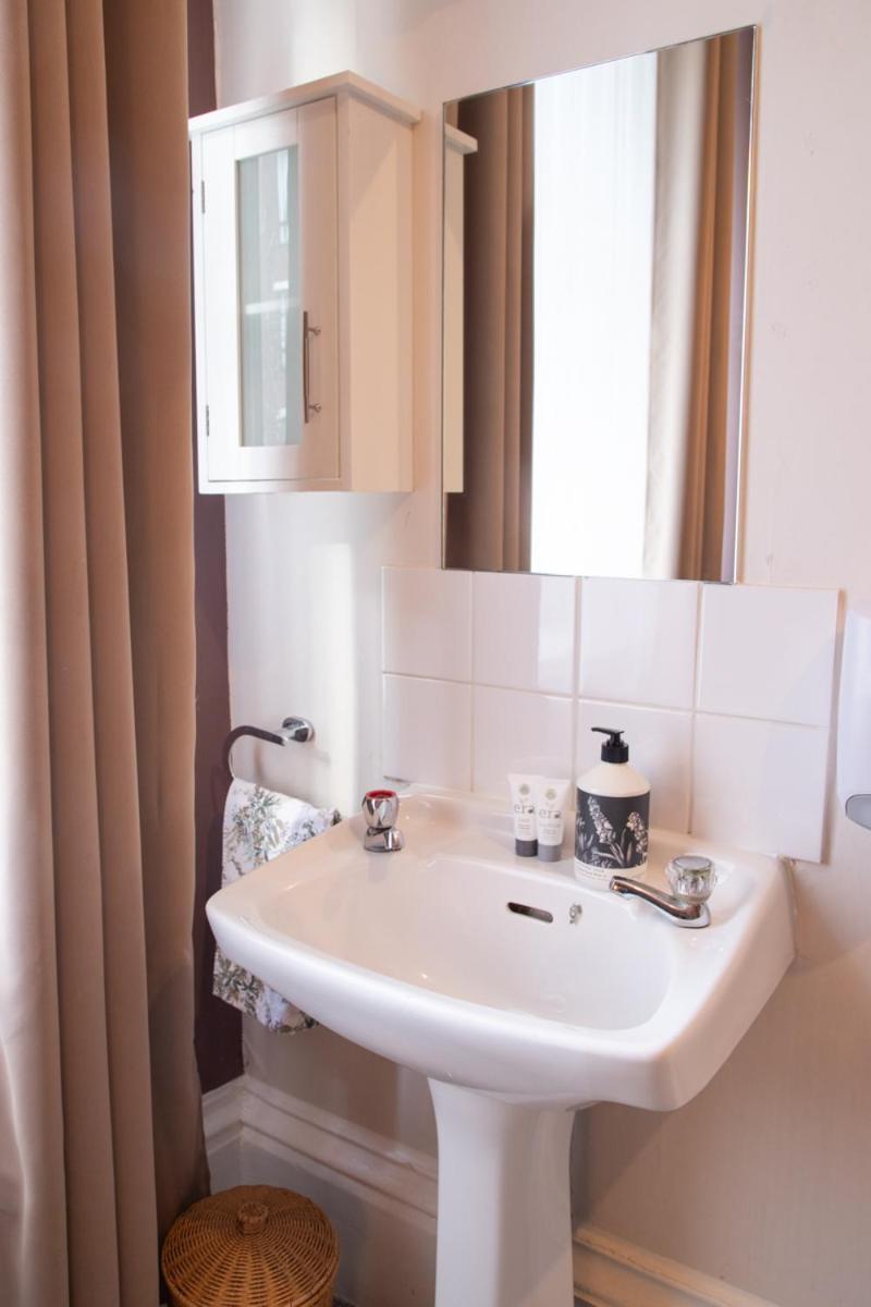 Quarto Individual com Casa de Banho Partilhada