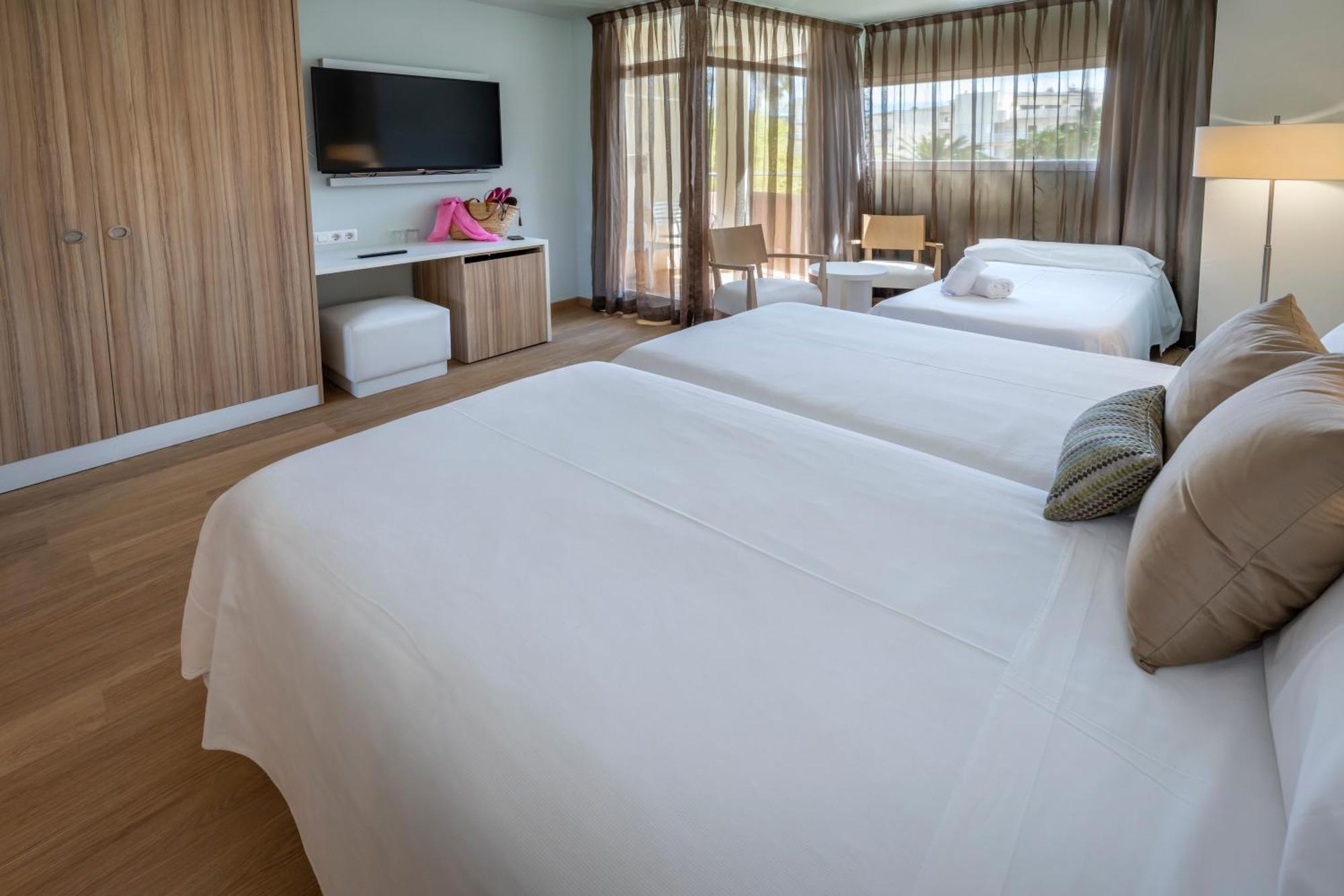 Habitación Triple con vistas al jardín