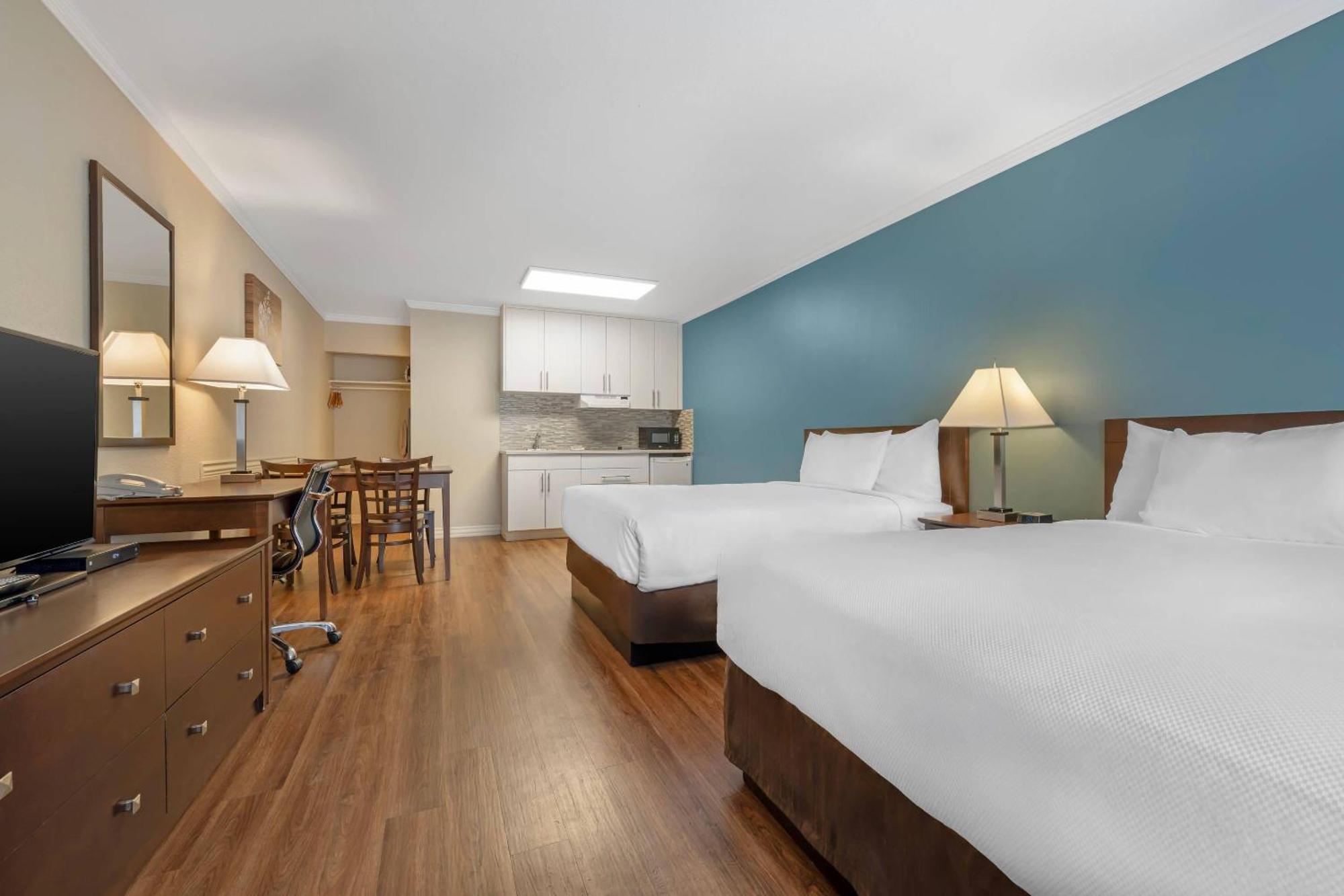 Queen Room with Two Queen Beds - Non Smoking
