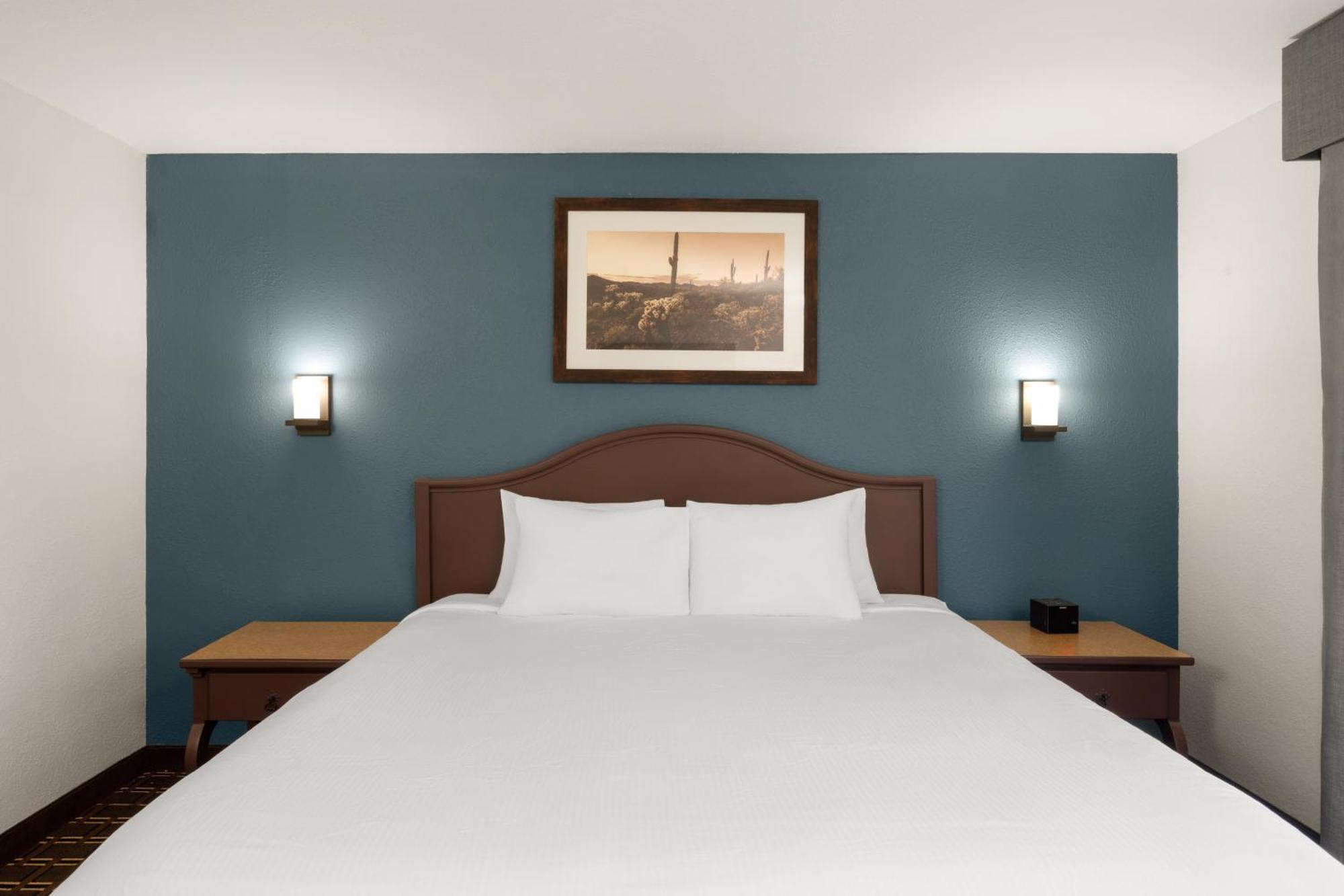 King Room with Bath Tub - Mobility Accessible/Non-Smoking