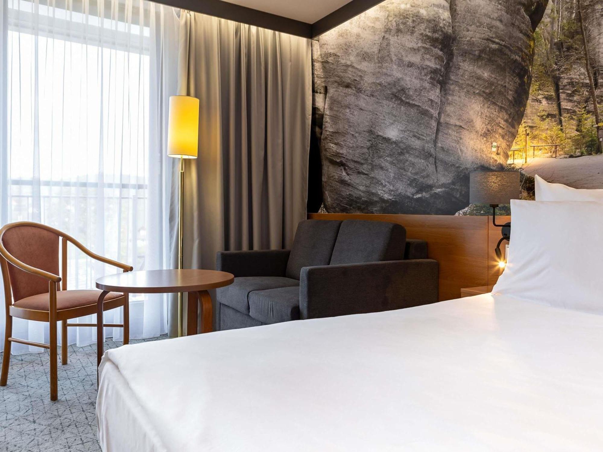 Standard Room with air-condition Queen Bed and Sofa