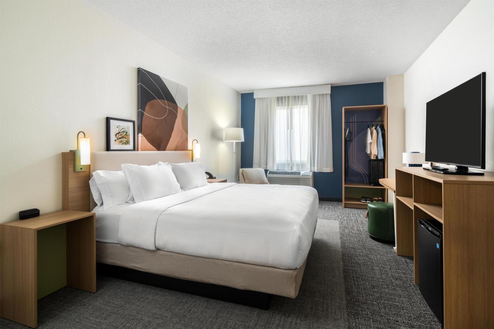 Zimmer mit Kingsize-Bett und barrierefreier Badewanne
