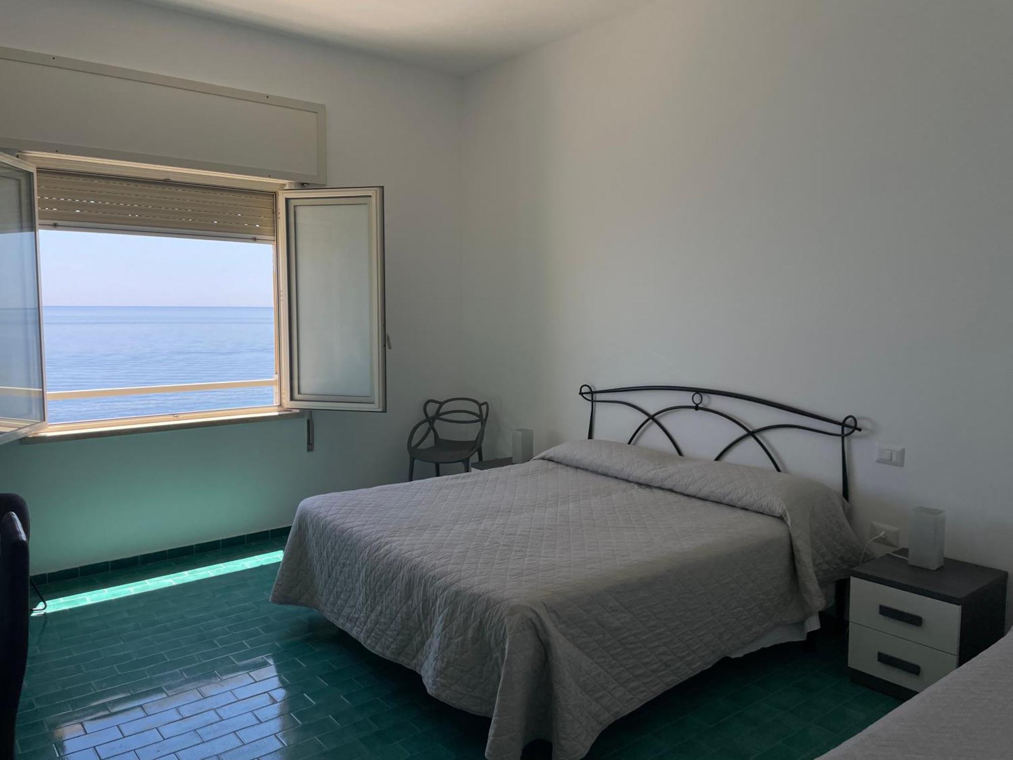 Camera Tripla Superior con Vista Mare