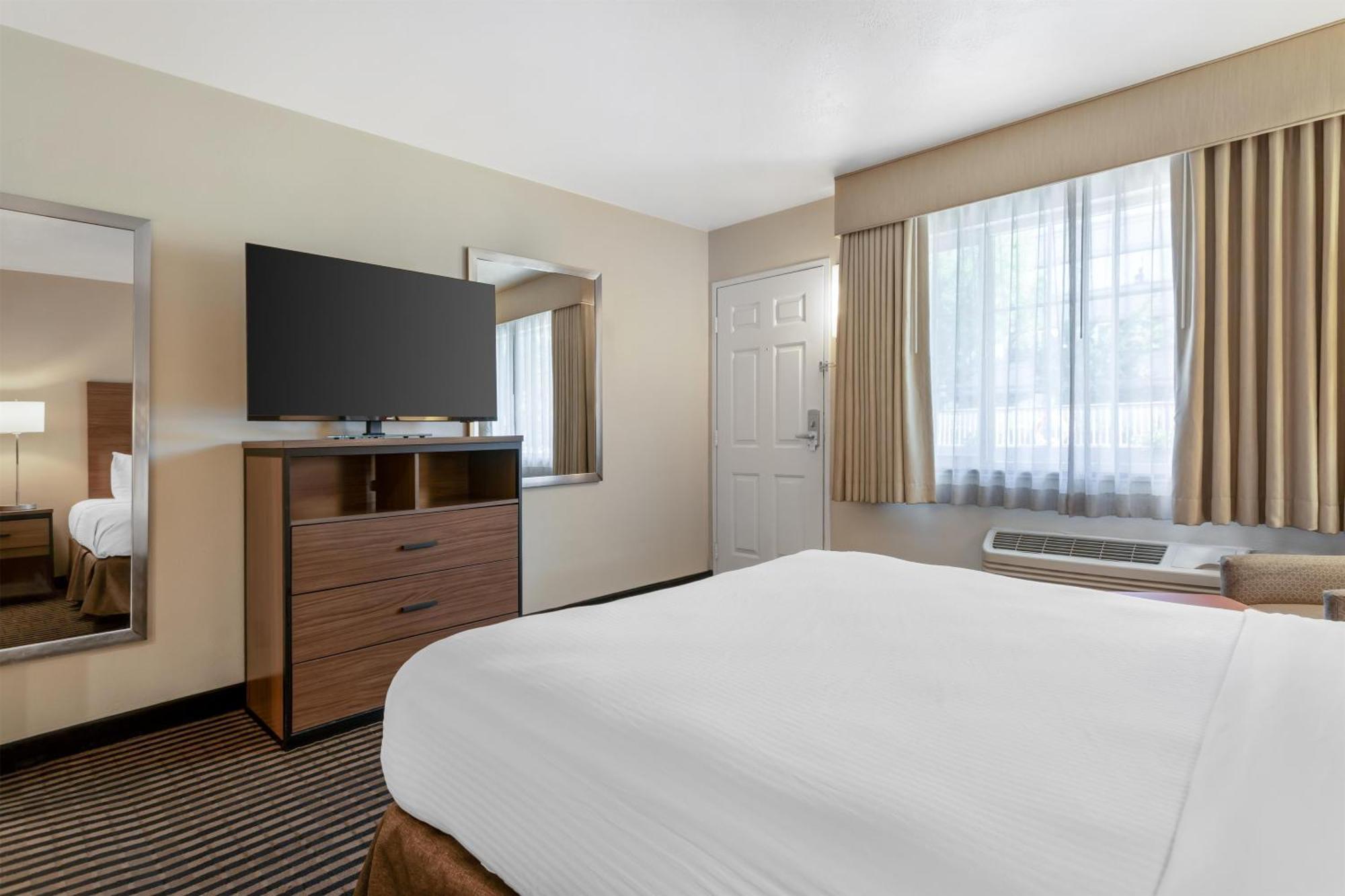 Queen Room with Roll-In Shower - Mobility Access