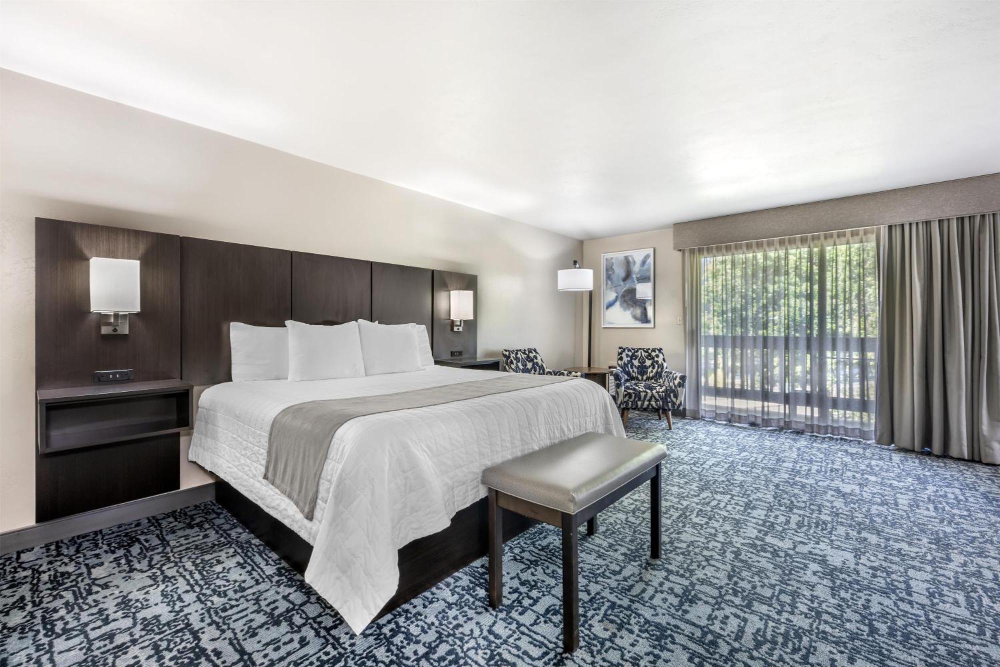 King Room with Balcony - Non-Smoking