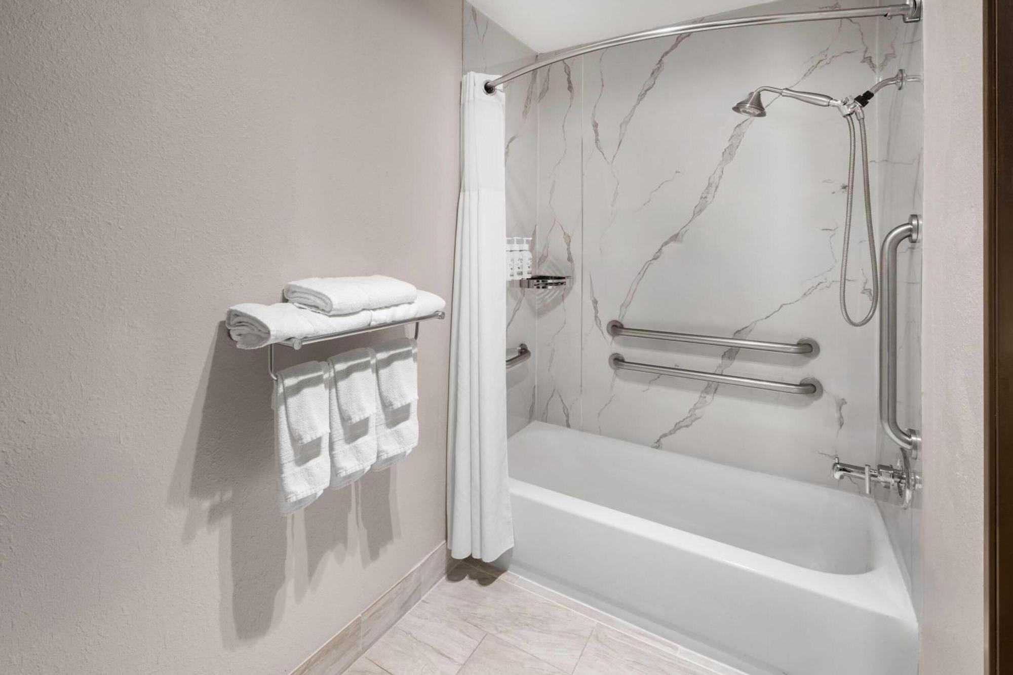 King Room with Roll-in Shower - Mobility Access/Non-Smoking
