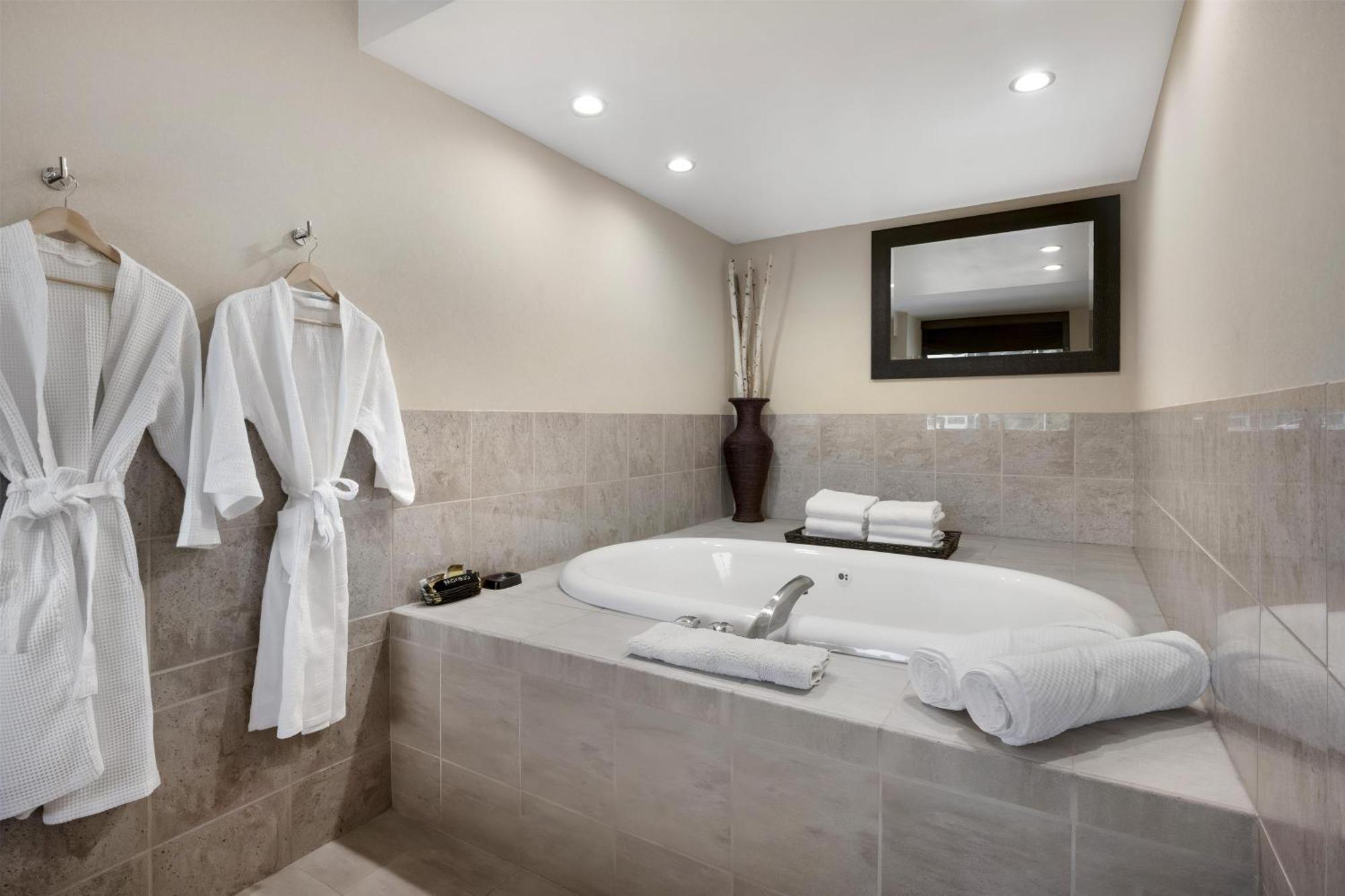 King Suite with One King Bed and Whirlpool - Non smoking