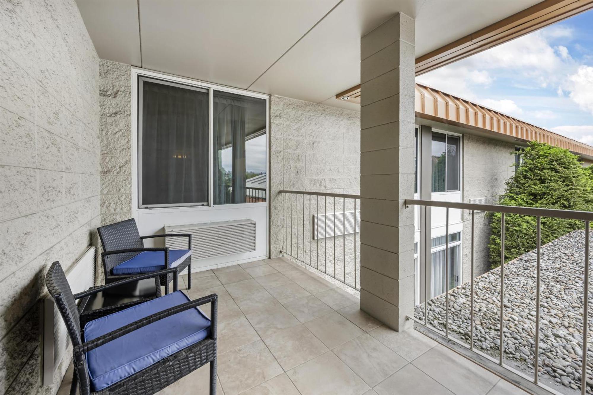 King Suite with Sofa Bed and Courtyard View - Non smoking