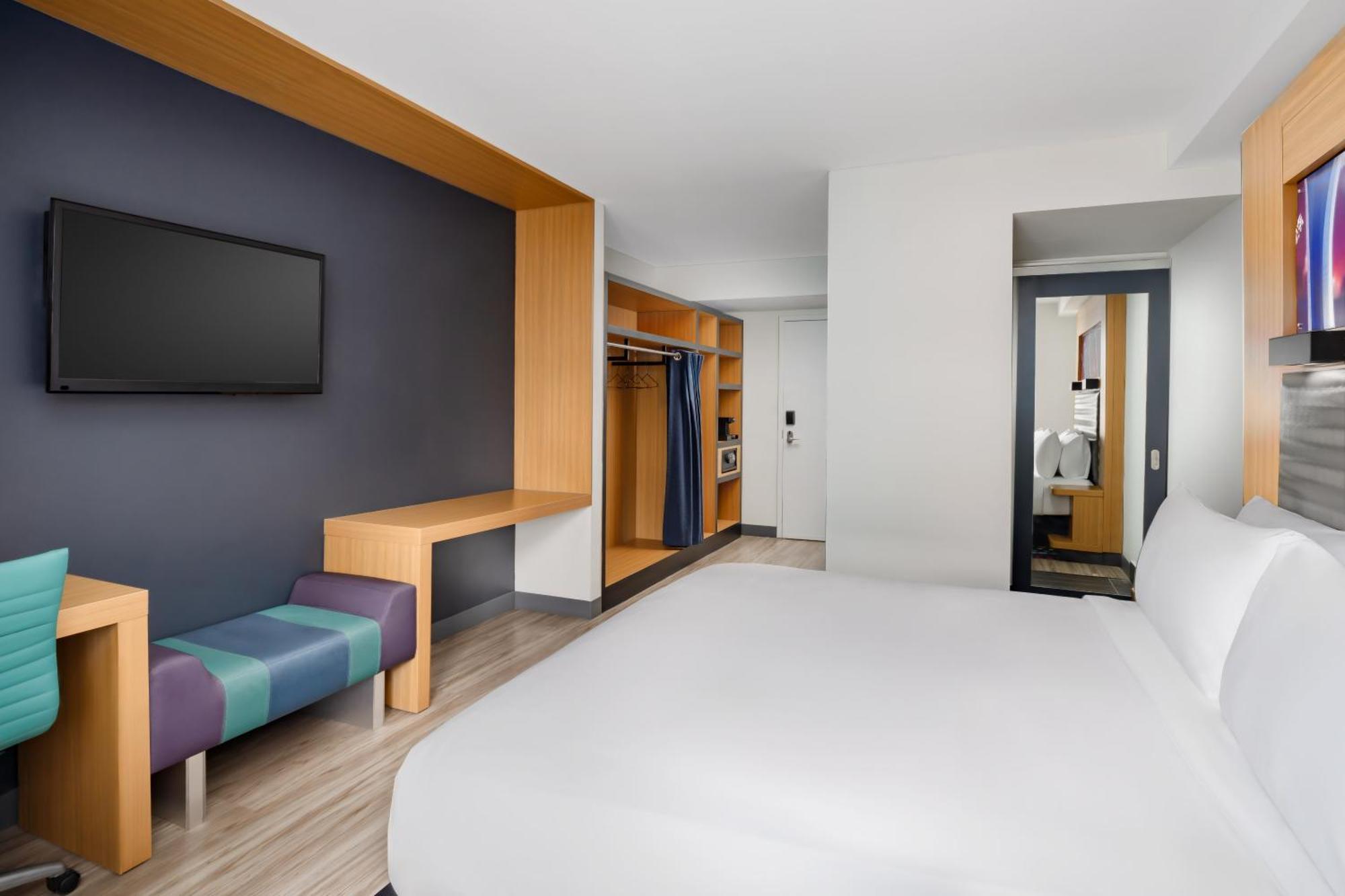 Guest room, 1 King, City view, High floor