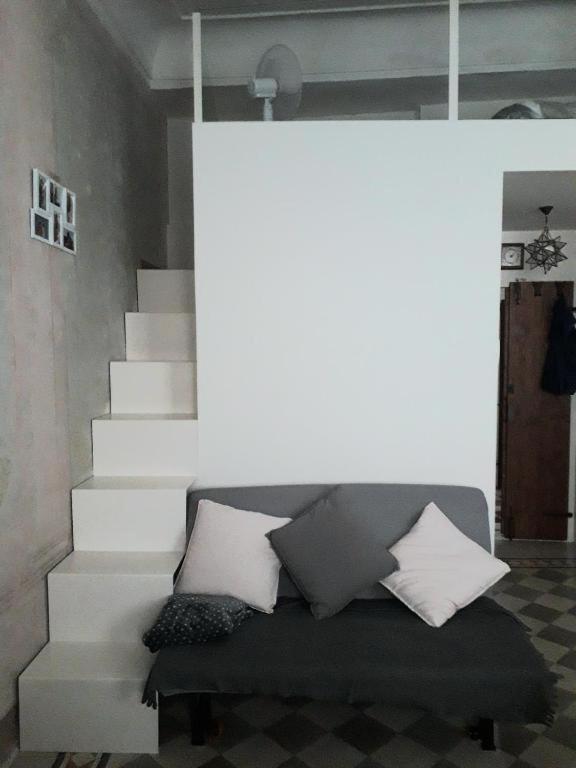 Monolocale con Divano-Letto