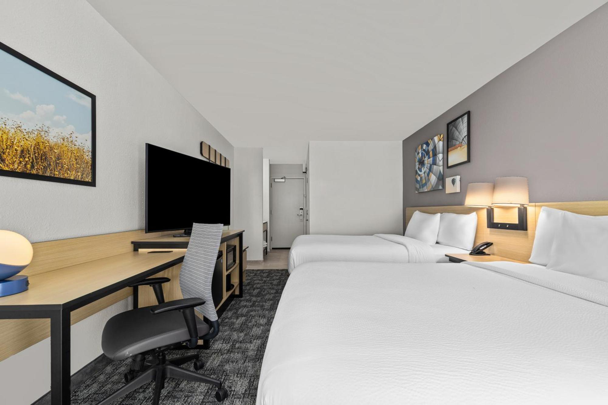 Deluxe Queen Room with Two Queen Beds and Mountain View