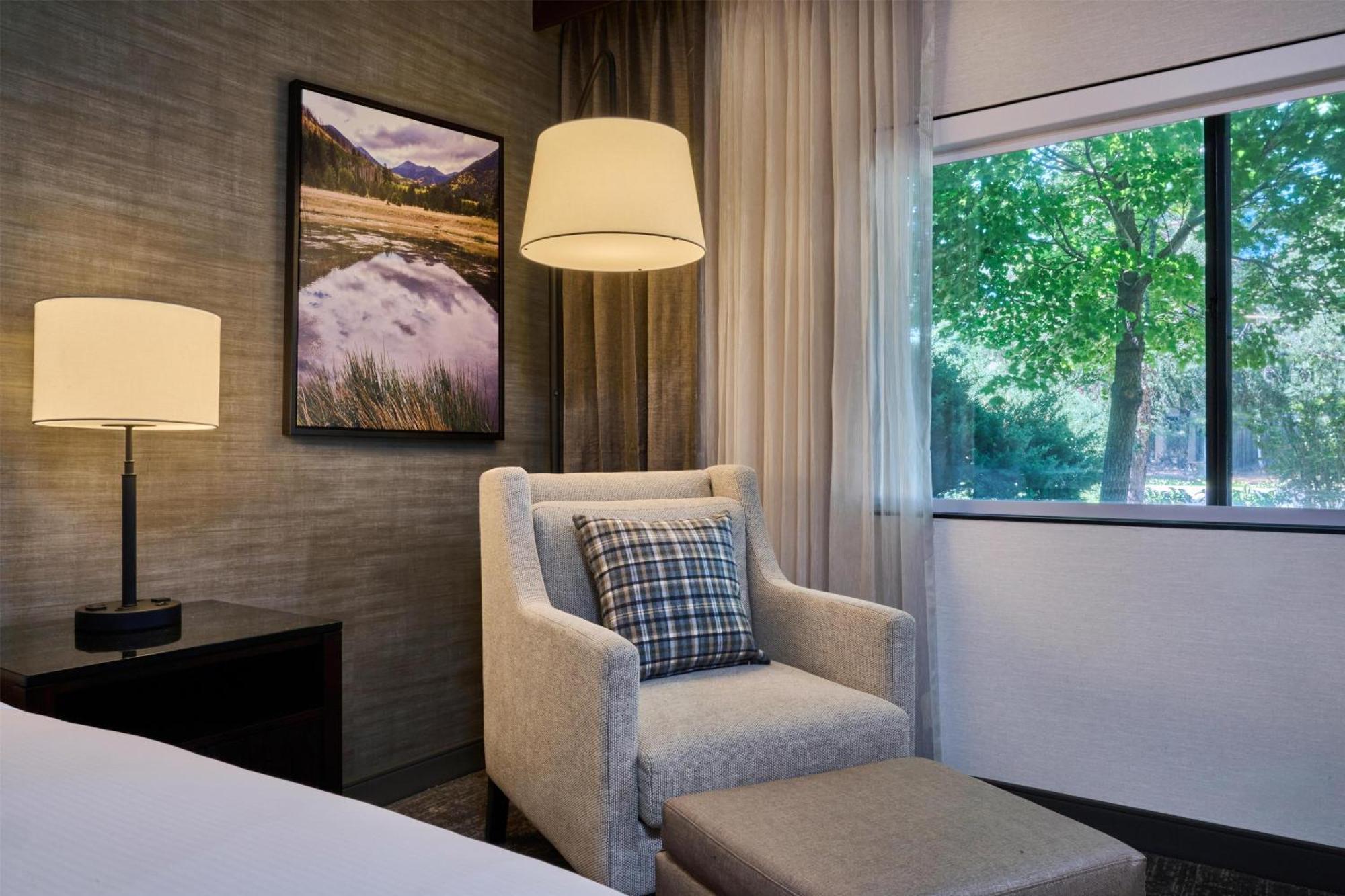 King Room with Accessible Tub - Mobility and Hearing Access