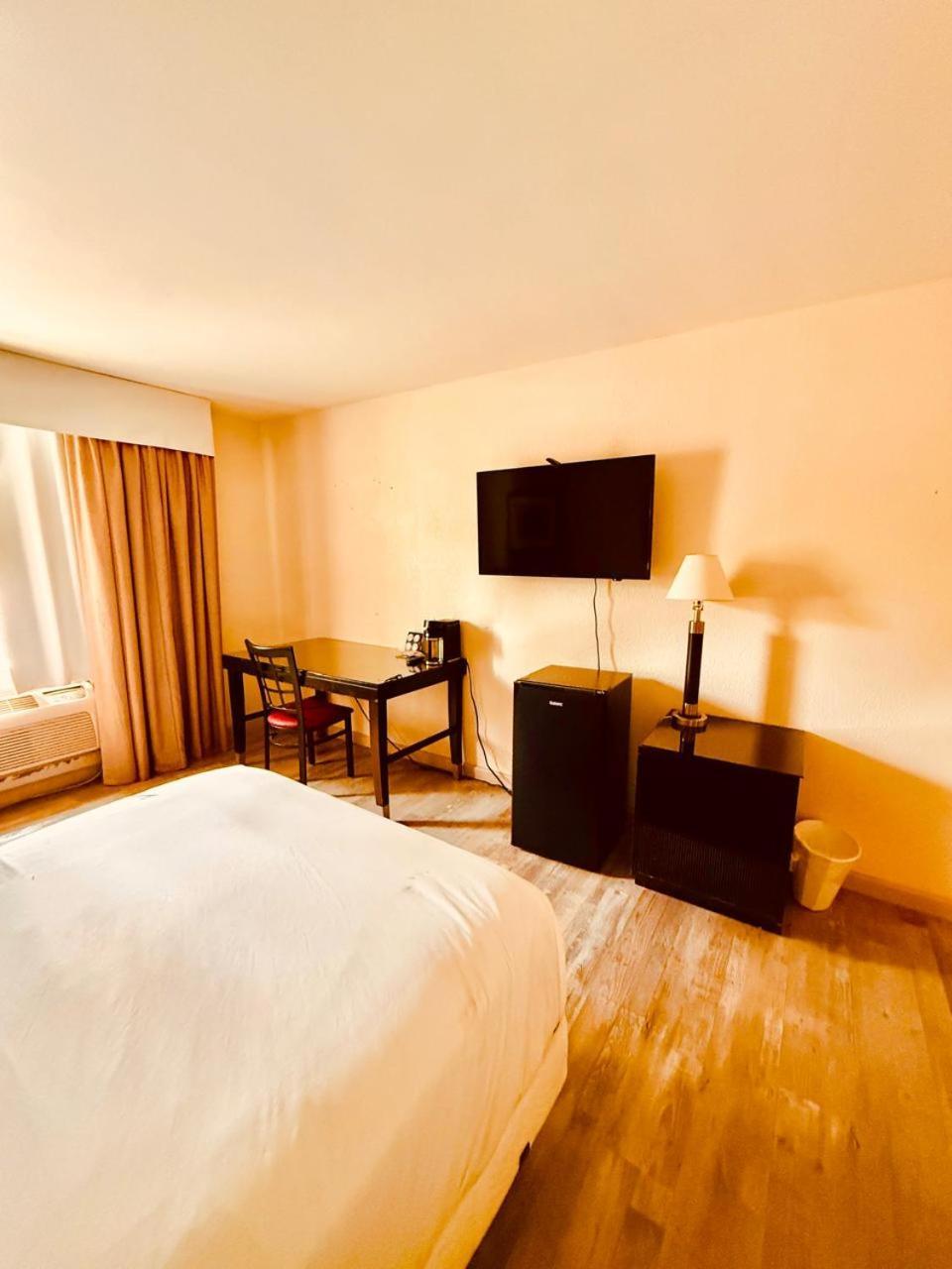 Accessible Full Bed Room with Bathtub Non-Smoking