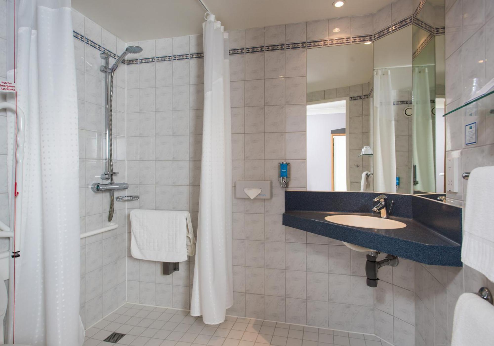 Chambre Double avec Petit-Déjeuner Chaud Gratuit - Accessible aux Personnes à Mobilité Réduite