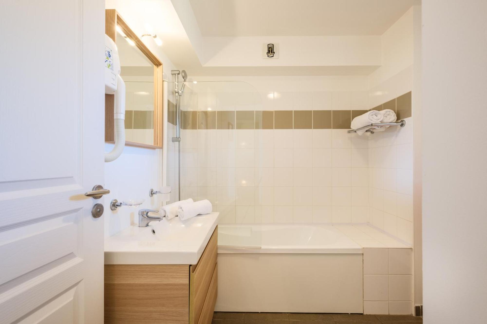 Two-Bedroom Apartment with Sleeping Alcove and Terrace or Balcony (6 People)