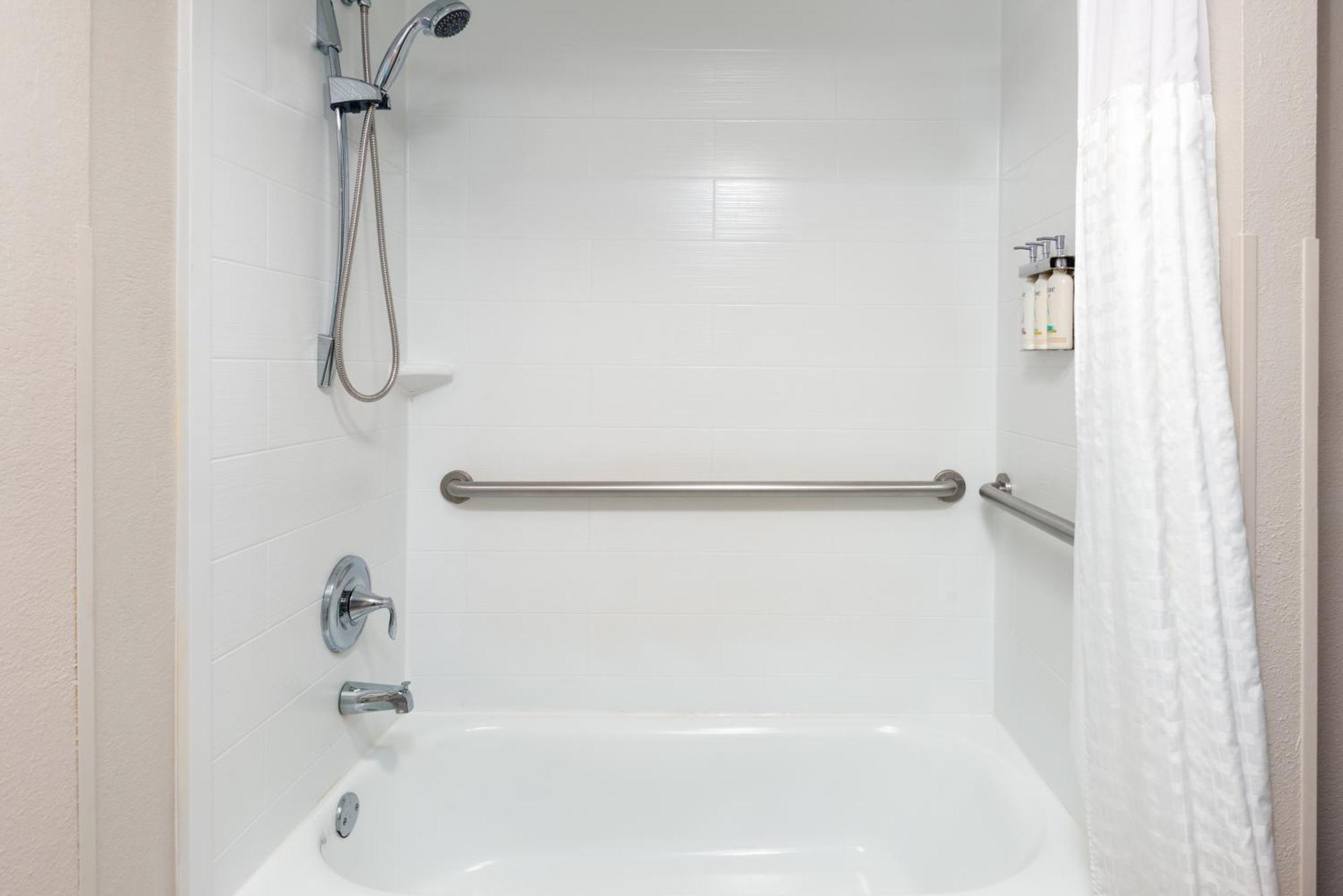 Habitación Estándar con cama extragrande y bañera accesible - Adaptada para personas con movilidad reducida