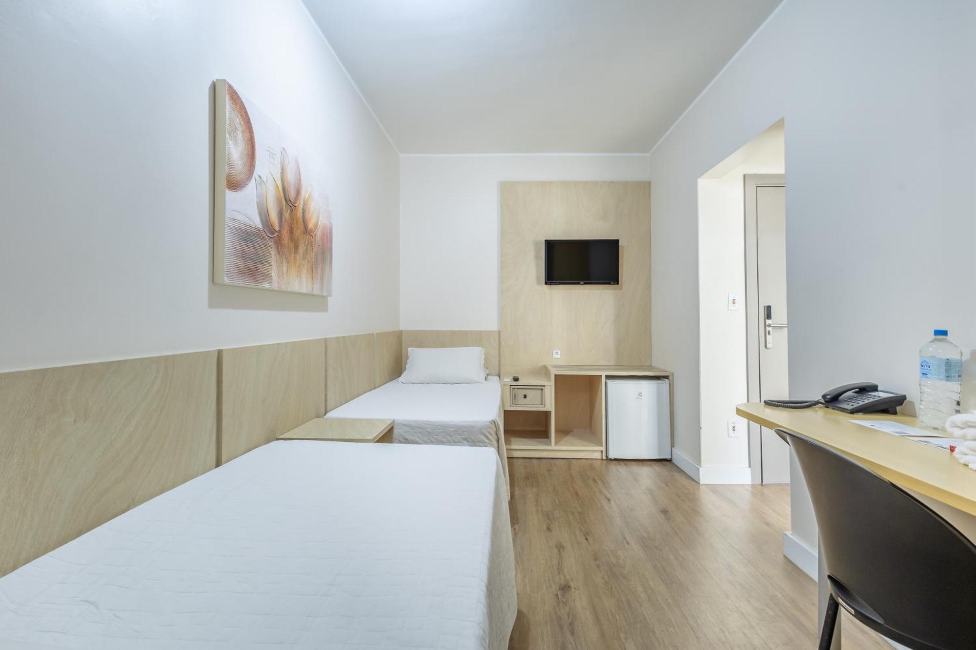 Quarto com 2 Camas de Solteiro