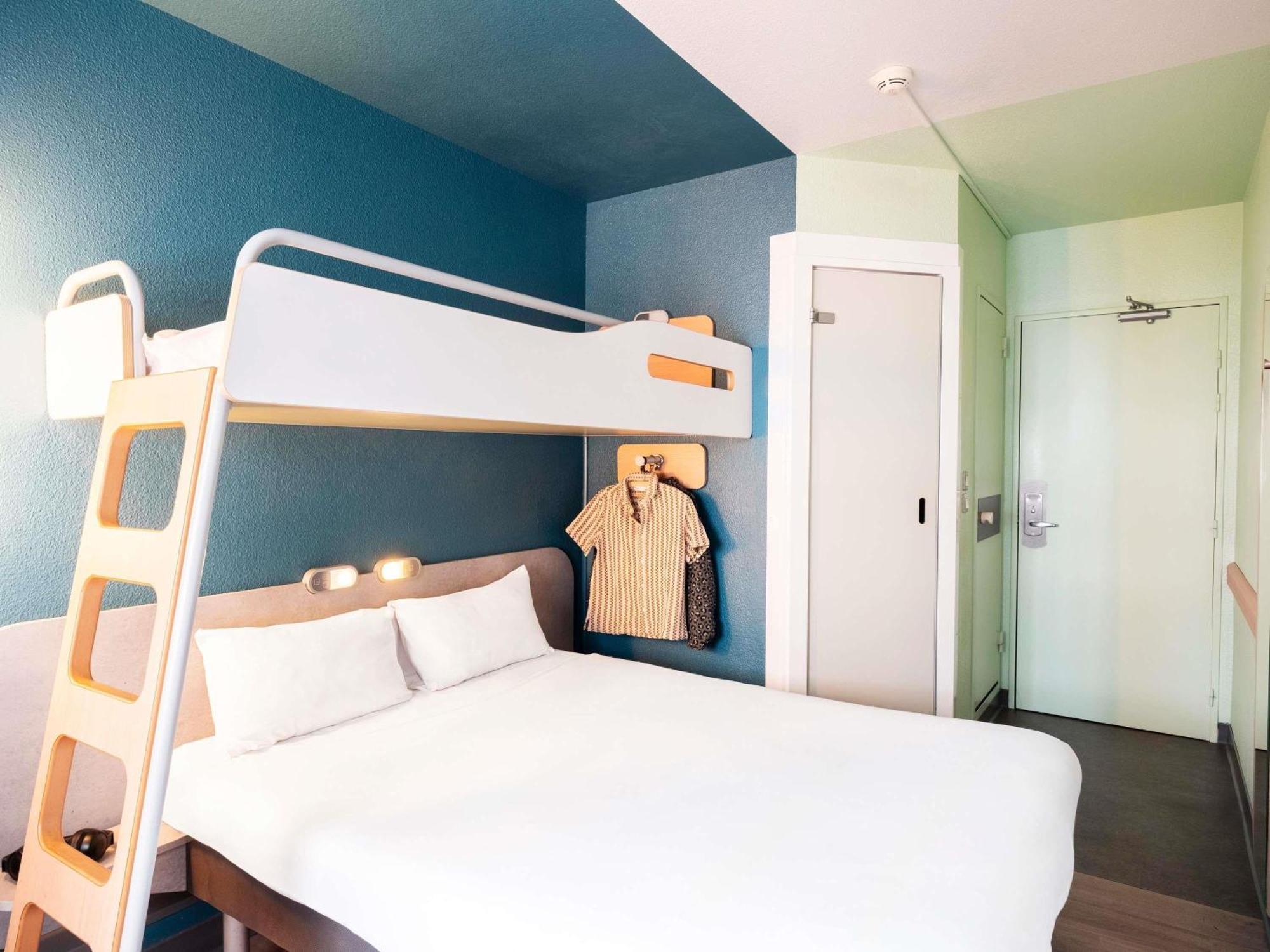 Quarto Triplo com 1 Cama de Casal e 1 Beliche