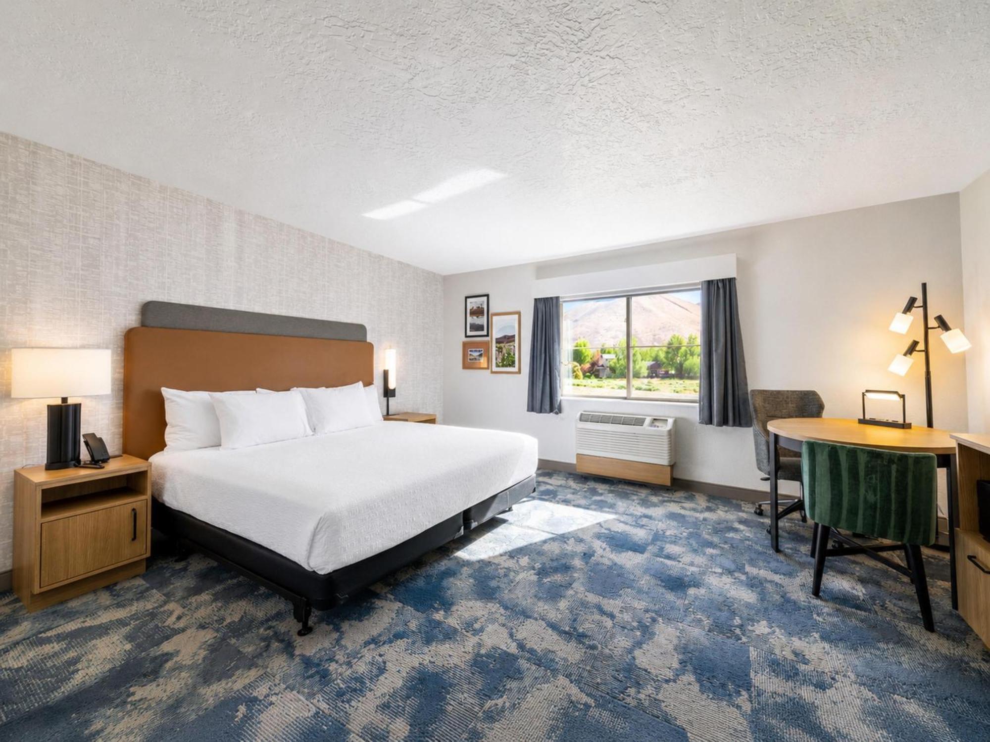 King Room with Bath Tub - Mobility and Hearing Access
