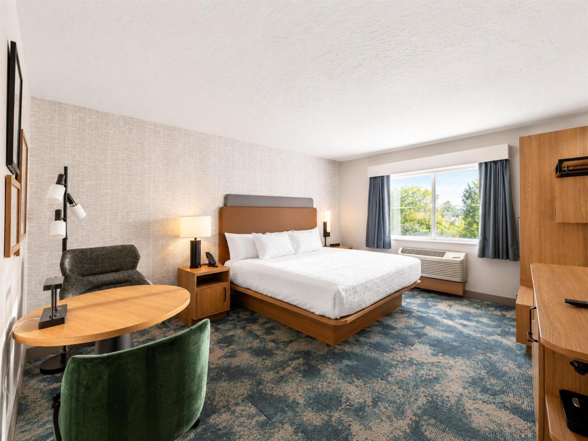 King Room with Microwave and Fridge