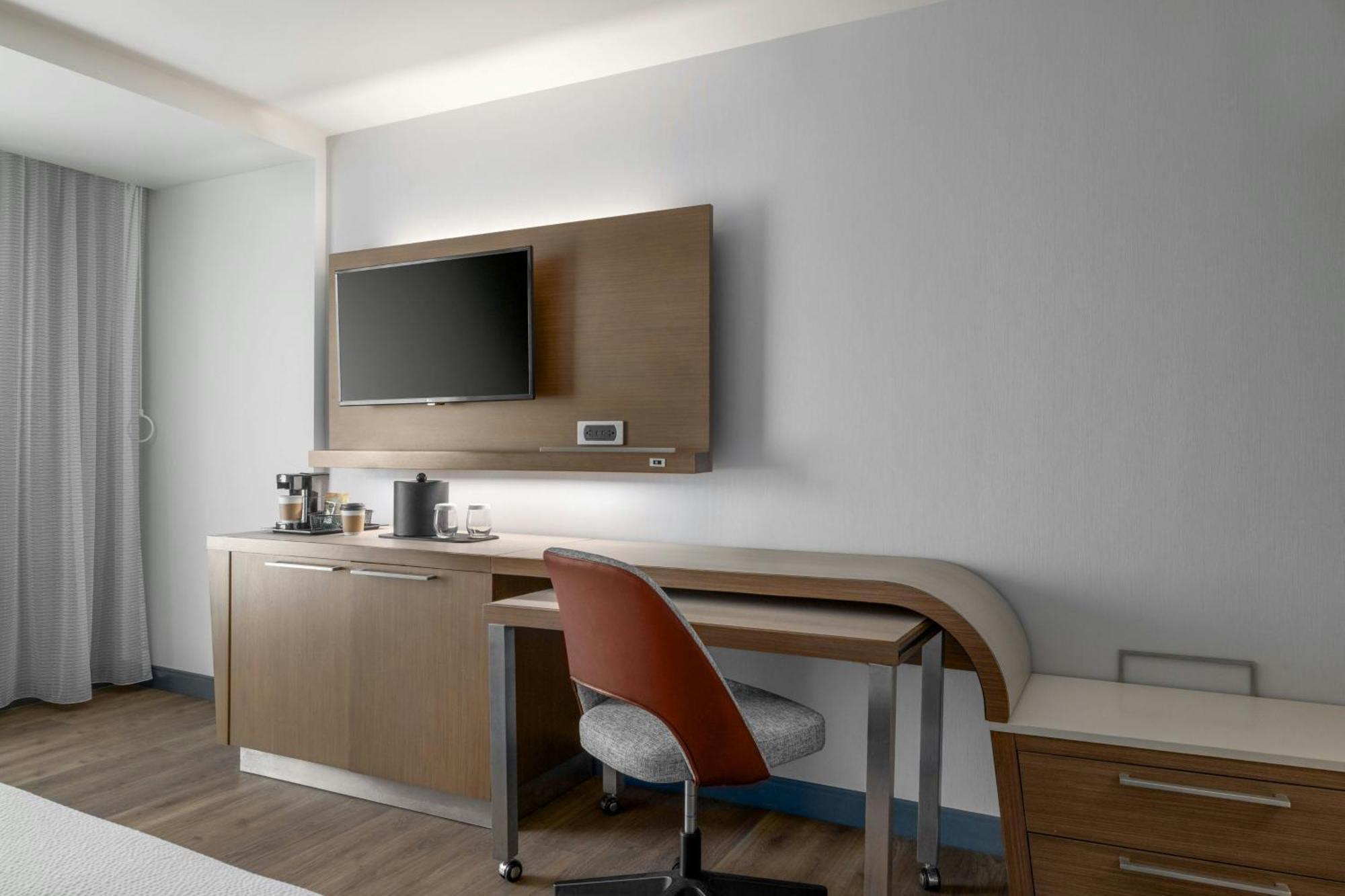 King Room with Roll-In Shower - Mobility Access/Hearing Accessible