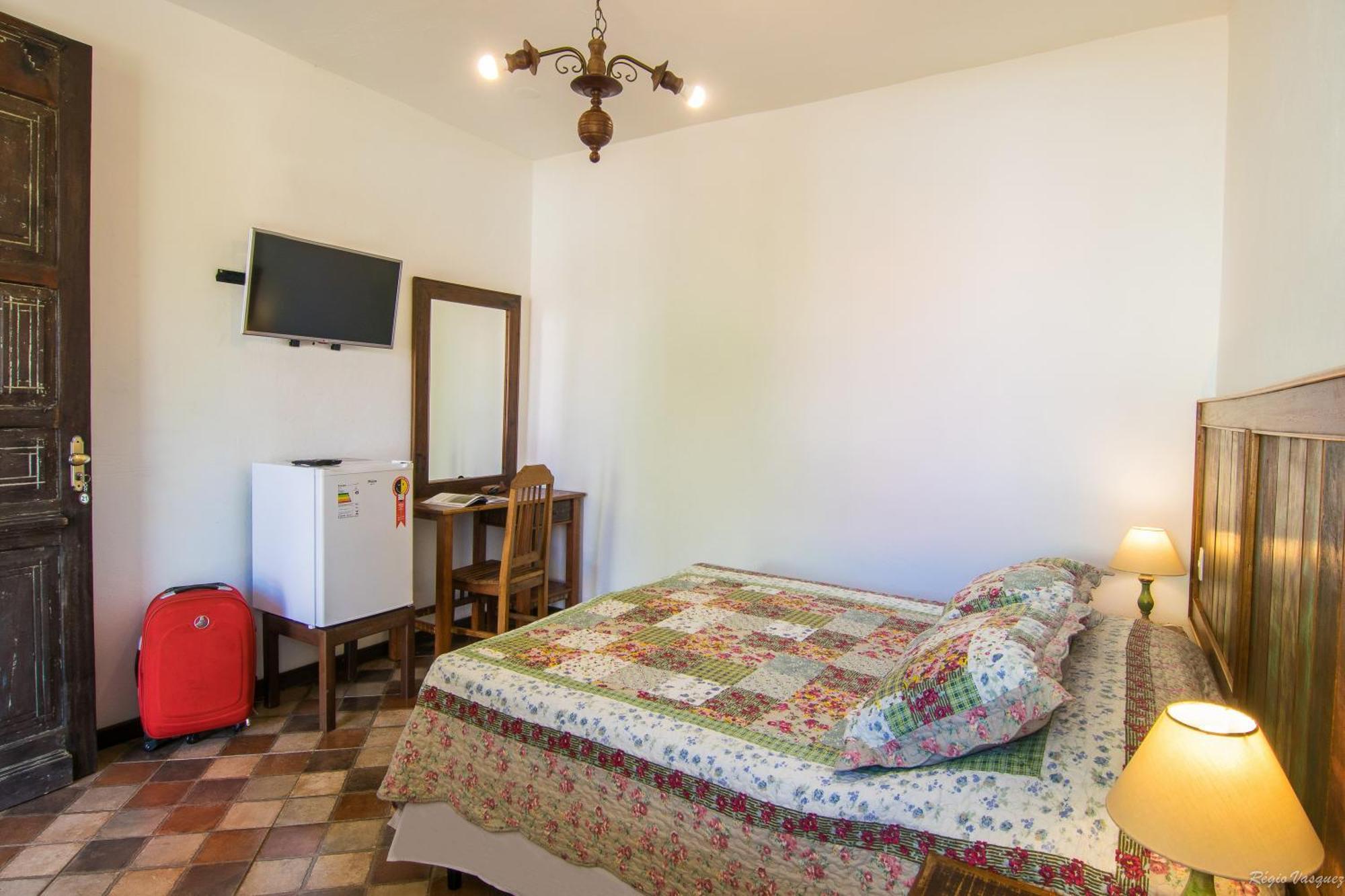 Quarto com Cama de Casal ou 2 de Solteiro e Banheiro Privativo