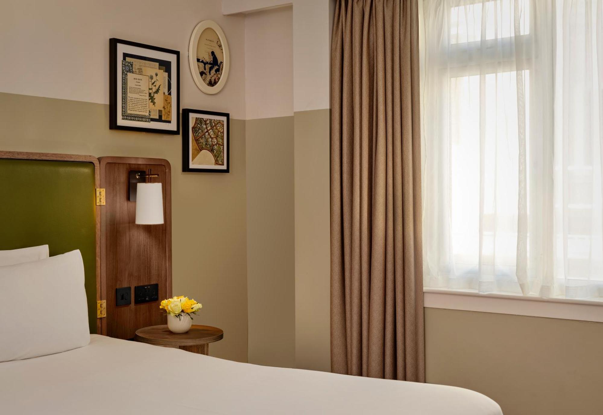 Klassieke Kamer met 1 Queensize Bed en 1 Eenpersoonsbed